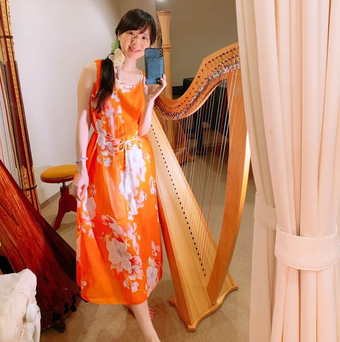 のインスタグラム：「#オレンジカラー  The orange colour dress encourage me! はじめてチャレンジした色 明るい衣装は気分が上がるねっ⤴︎🧡 海いきたーい🏝  #リゾートファッション　 #ハープ #音楽 #松岡みやび #ミヤビメソード #心理学 #癒し  #harp #music #miyabimatsuoka #harpistlife #healing」