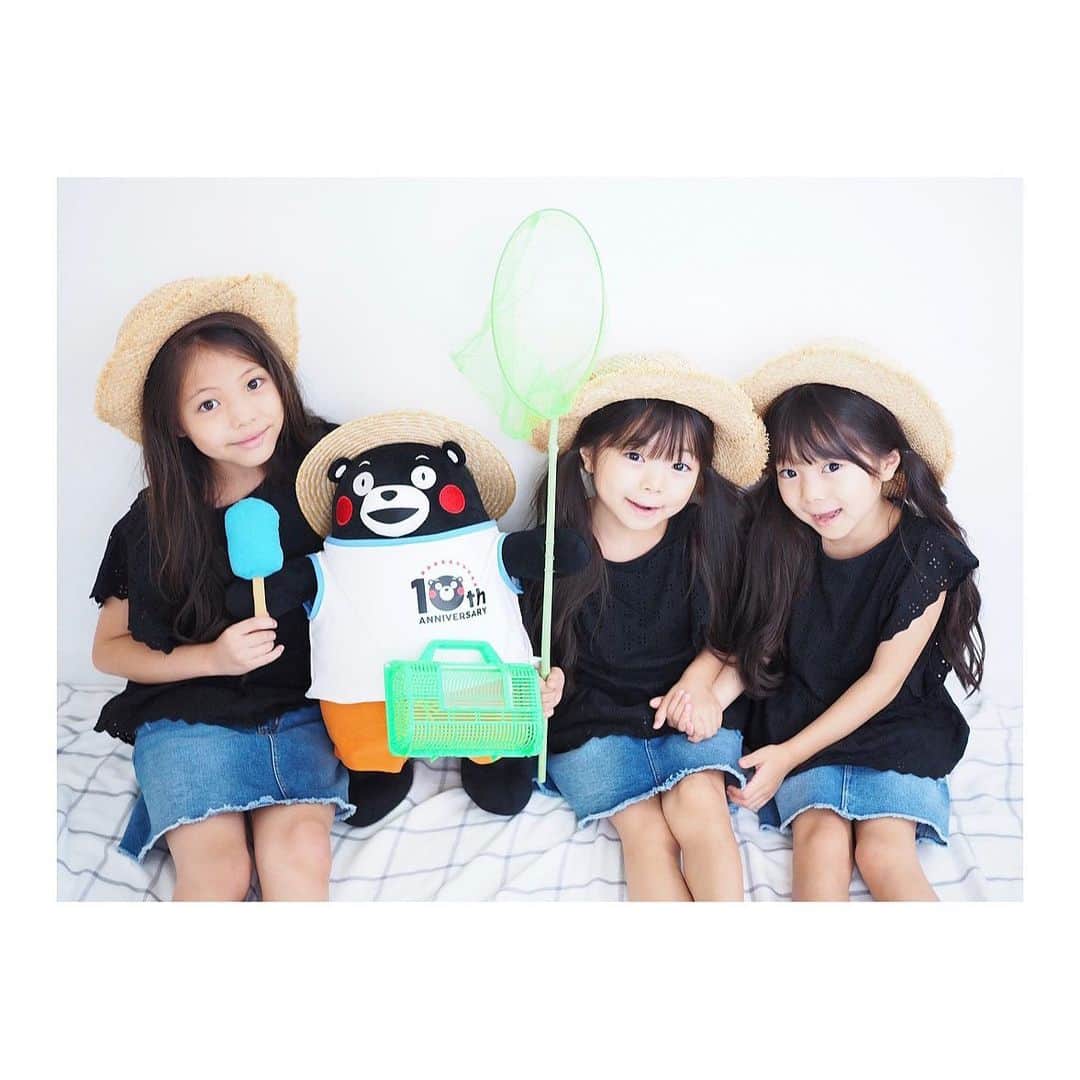 Yukiさんのインスタグラム写真 - (YukiInstagram)「くまモン　@55_kumamontai 😊💕 が可愛すぎて三姉妹が大喜び   帽子と黒トップスでくまモンとおそろい風にしてみました  ☺️💕  夏バージョンのくまモンが手に持っているのは三姉妹も大好きなアイス✨   イオンではアイス夏祭りが実施されてます😋✨   期間中にイオングループ対象店舗で対象メーカーのアイス2点以上を含む合計1,000円(税込)以上のお買い上げレシートで応募すると 抽選で、オリジナルぬいぐるみ（くまモンver.）、熊本県のWEBカタログギフフト、イオン商品券 などが当たるそうです👀✨     そして お友達の住んでいる熊本県に、いつか旅行に行きたいねとよく話しています(^^) 頑張ろう！熊本！     ぜひ皆さんも応募してみてくださいね(o^^o)✩.*˚ 詳しくは「イオンアイス夏祭り」で検索！   ©️2010　熊本県くまモン #K32608         #イオン #キャンペーン #アイス #アイス夏祭り #pr#三姉妹 #双子 #アイスだいすき」8月14日 20時41分 - yukikuu96