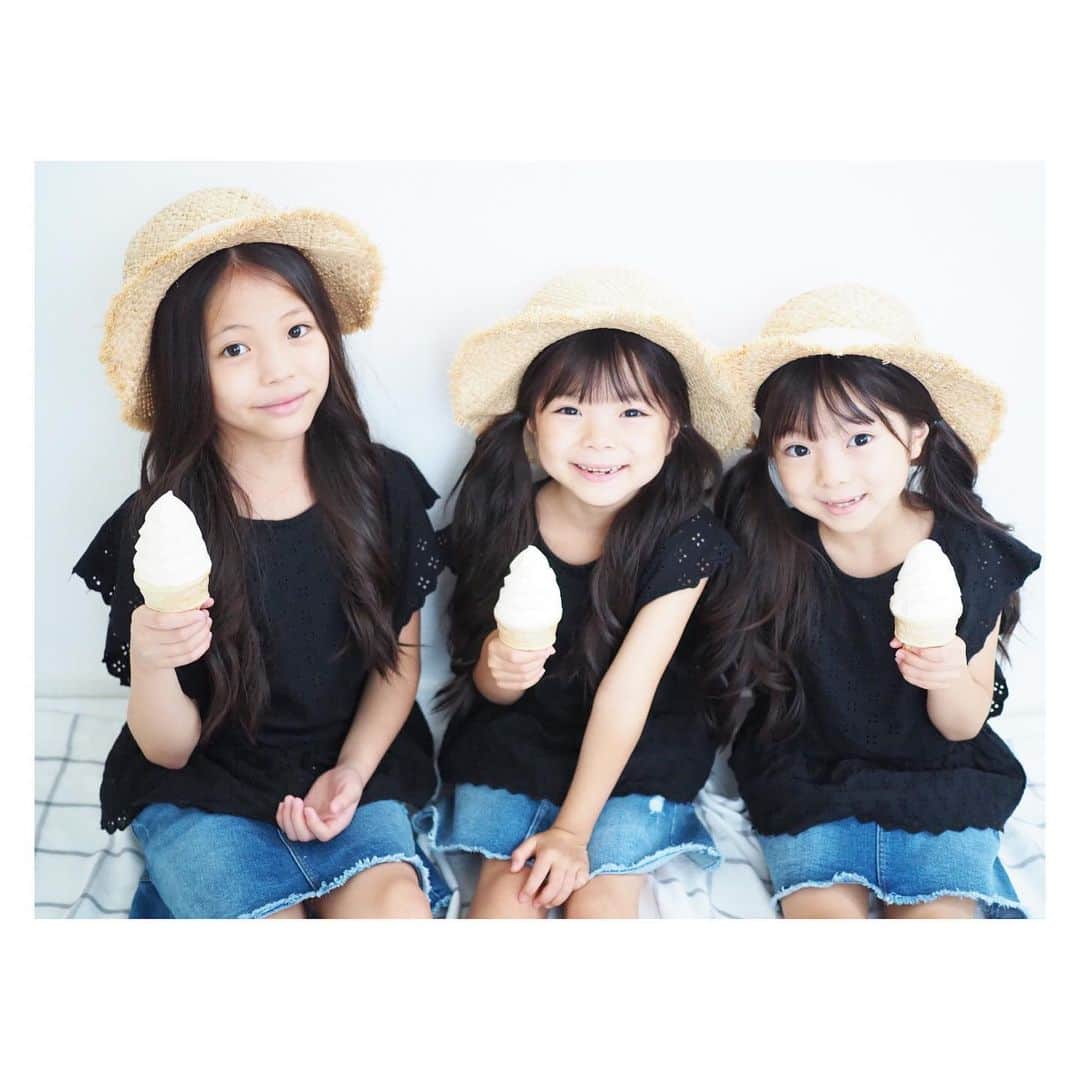 Yukiさんのインスタグラム写真 - (YukiInstagram)「くまモン　@55_kumamontai 😊💕 が可愛すぎて三姉妹が大喜び   帽子と黒トップスでくまモンとおそろい風にしてみました  ☺️💕  夏バージョンのくまモンが手に持っているのは三姉妹も大好きなアイス✨   イオンではアイス夏祭りが実施されてます😋✨   期間中にイオングループ対象店舗で対象メーカーのアイス2点以上を含む合計1,000円(税込)以上のお買い上げレシートで応募すると 抽選で、オリジナルぬいぐるみ（くまモンver.）、熊本県のWEBカタログギフフト、イオン商品券 などが当たるそうです👀✨     そして お友達の住んでいる熊本県に、いつか旅行に行きたいねとよく話しています(^^) 頑張ろう！熊本！     ぜひ皆さんも応募してみてくださいね(o^^o)✩.*˚ 詳しくは「イオンアイス夏祭り」で検索！   ©️2010　熊本県くまモン #K32608         #イオン #キャンペーン #アイス #アイス夏祭り #pr#三姉妹 #双子 #アイスだいすき」8月14日 20時41分 - yukikuu96