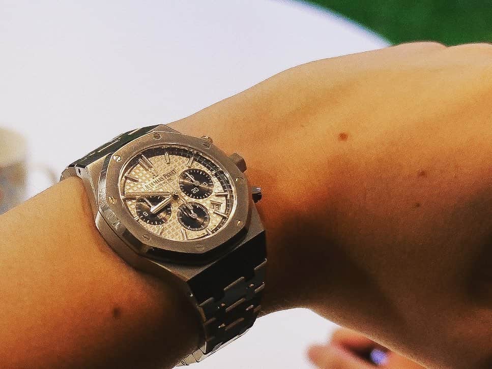 トムさんのインスタグラム写真 - (トムInstagram)「新しい時計買ったよ✌🏻🤩 ロイヤルオーク クロノグラフ🔥」8月14日 20時44分 - tomoyayt_
