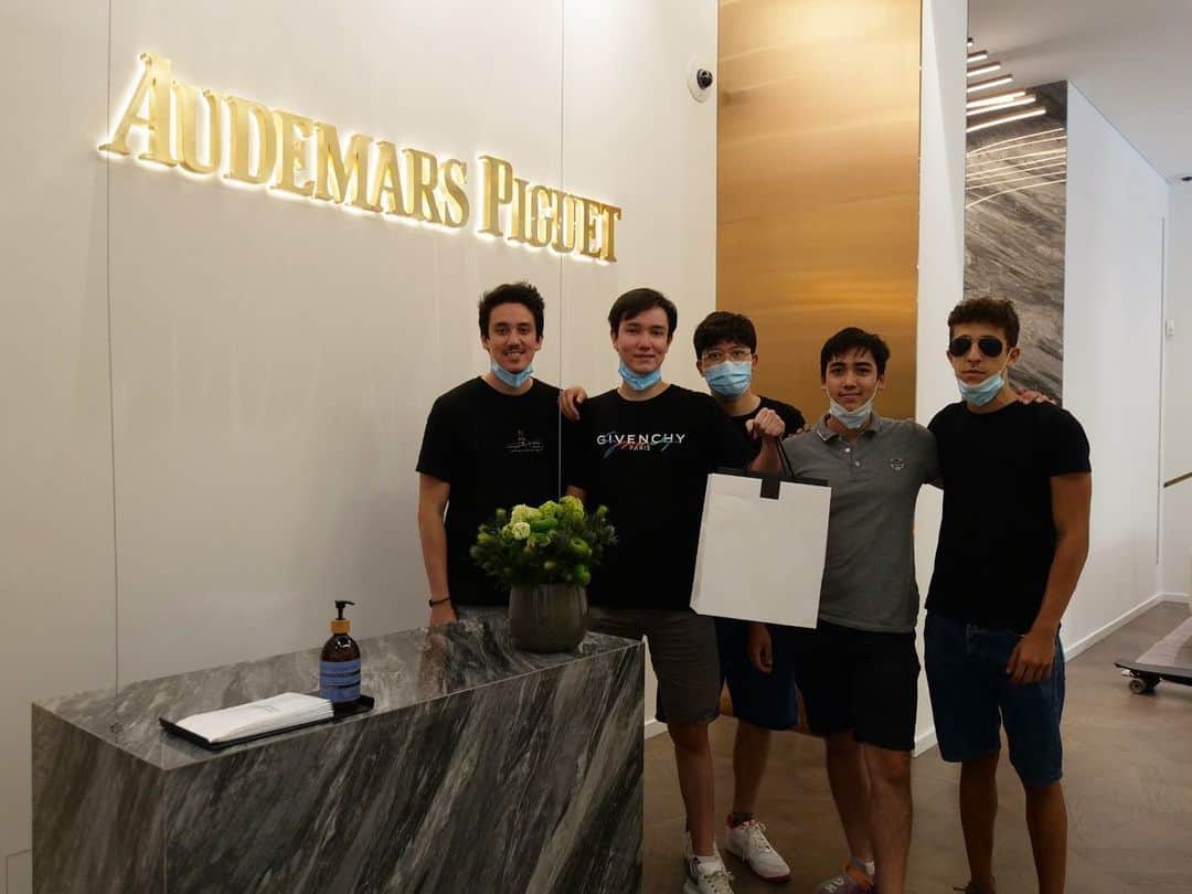 トムのインスタグラム：「新しい時計買ったよ✌🏻🤩 ロイヤルオーク クロノグラフ🔥」