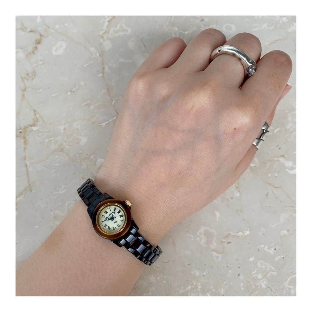 HIROBさんのインスタグラム写真 - (HIROBInstagram)「-BAYCREW’S STORE-﻿ 💎Recommend Item💎 . 暑い今の季節、涼しげなアクリルバンドのMini Anethはいかがでしょうか。HIROBオリジナルSur Mesure（シュールメジュール）の大人気アイテムです。小ぶりなサイズが上品でとても可愛らしいですね。 . 📢ベイクルーズストアに新商品が続々と入荷中！ プロフィール欄のURLにてベイクルーズストアを今すぐチェック✔️ . #hirob #baycrews #baycrewsstore  #casualwatch #surmesure #aneth #Acryl #ヒロブ #ベイクルーズ #ベイクルーズストア #カジュアルウォッチ #シュールメジュール #アネット #アクリル」8月14日 20時44分 - hirob.jp