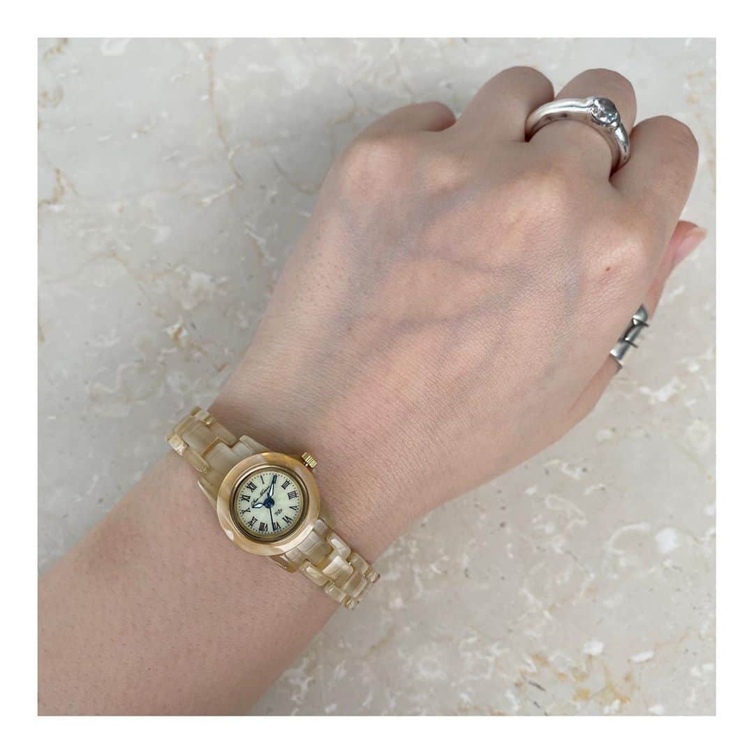 HIROBさんのインスタグラム写真 - (HIROBInstagram)「-BAYCREW’S STORE-﻿ 💎Recommend Item💎 . 暑い今の季節、涼しげなアクリルバンドのMini Anethはいかがでしょうか。HIROBオリジナルSur Mesure（シュールメジュール）の大人気アイテムです。小ぶりなサイズが上品でとても可愛らしいですね。 . 📢ベイクルーズストアに新商品が続々と入荷中！ プロフィール欄のURLにてベイクルーズストアを今すぐチェック✔️ . #hirob #baycrews #baycrewsstore  #casualwatch #surmesure #aneth #Acryl #ヒロブ #ベイクルーズ #ベイクルーズストア #カジュアルウォッチ #シュールメジュール #アネット #アクリル」8月14日 20時44分 - hirob.jp