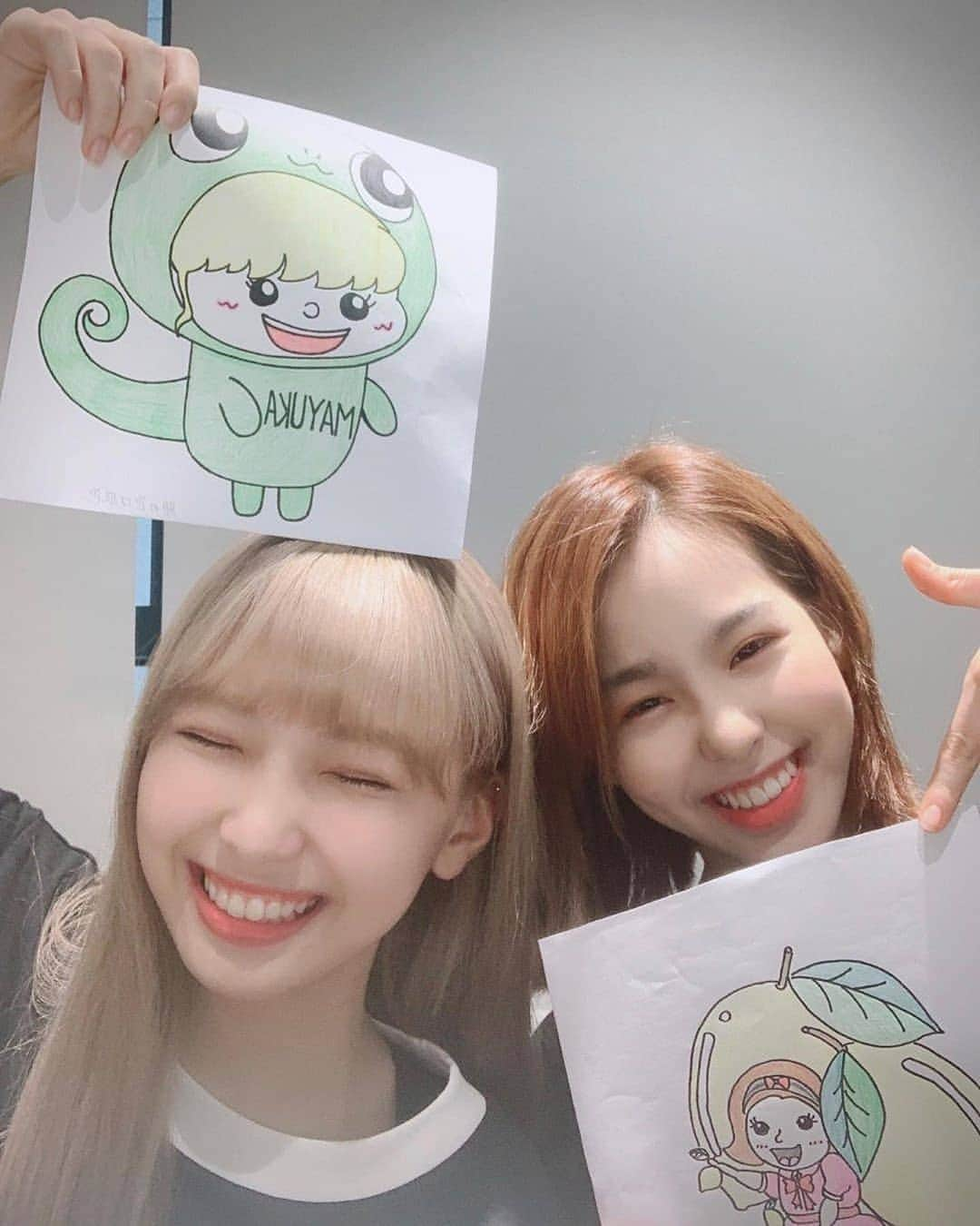 マユカ（小合麻由佳）さんのインスタグラム写真 - (マユカ（小合麻由佳）Instagram)「Mako posted on @niziu_artist_official with Mayuka and their drawings 🥰❤️ - - 𝗙𝗼𝗹𝗹𝗼𝘄 @MayukaOgou 𝗳𝗼𝗿 𝗺𝗼𝗿𝗲 𝘂𝗽𝗱𝗮𝘁𝗲𝘀 - - - - #MAYUKA #マユカ #MayukaOgou #NiziU #NiziUMayuka #JYP #MakeYouHappy #WithU #NiziUMakeYouHappy #니쥬」8月14日 20時46分 - mayukaogou