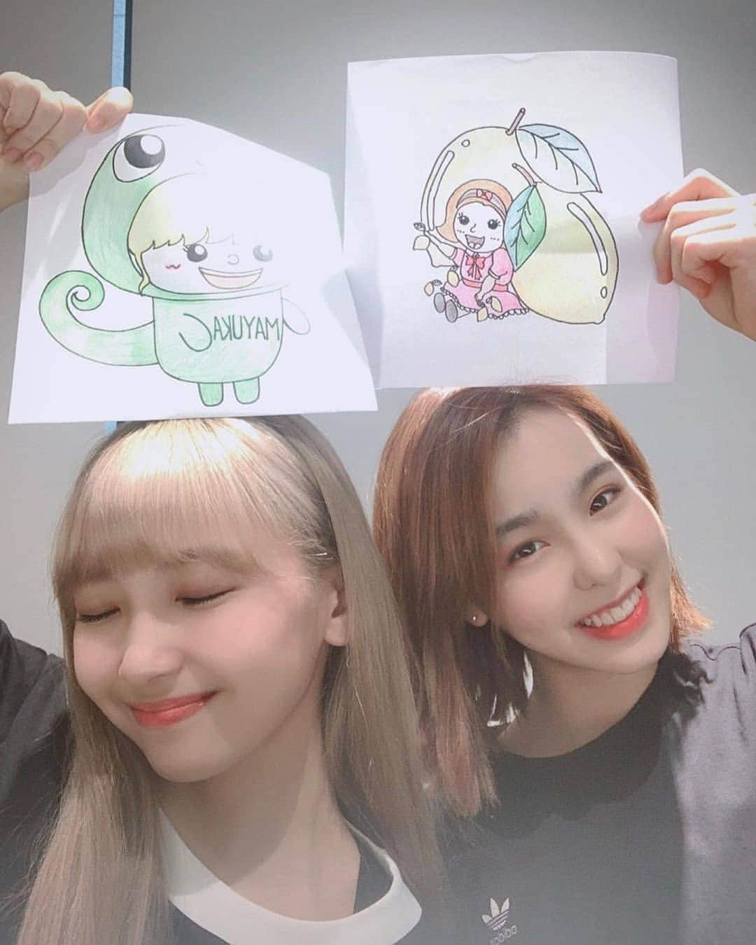 マユカ（小合麻由佳）さんのインスタグラム写真 - (マユカ（小合麻由佳）Instagram)「Mako posted on @niziu_artist_official with Mayuka and their drawings 🥰❤️ - - 𝗙𝗼𝗹𝗹𝗼𝘄 @MayukaOgou 𝗳𝗼𝗿 𝗺𝗼𝗿𝗲 𝘂𝗽𝗱𝗮𝘁𝗲𝘀 - - - - #MAYUKA #マユカ #MayukaOgou #NiziU #NiziUMayuka #JYP #MakeYouHappy #WithU #NiziUMakeYouHappy #니쥬」8月14日 20時46分 - mayukaogou