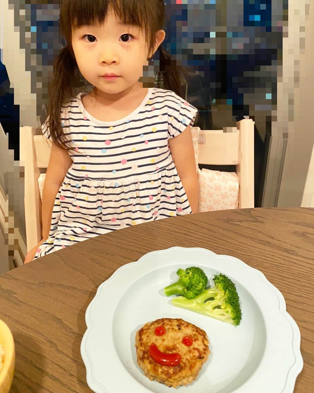 田中雅美さんのインスタグラム写真 - (田中雅美Instagram)「娘と共同作のハンバーグ( ´ ▽ ` )  ・ ・ そういや、マグロのお刺身とかも食べて、食べられるものの種類も増えて、お手伝いしたいことも増えて、成長を感じます。（トイレトレーニングも順調に進み中♪）  ・ ・ #娘と共同作 #ハンバーグ #よく食べました #2歳と10ヶ月 #トイレトレーニング中 #成長してる」8月14日 20時57分 - tanakamasami_official
