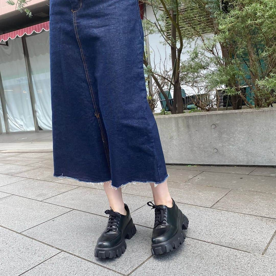 ひよんさんのインスタグラム写真 - (ひよんInstagram)「👞💞 ㅤㅤㅤㅤㅤㅤㅤㅤㅤㅤㅤㅤㅤ 明日8/15の12:00から @9unq.official のアカウントで ライブ配信するよ❤️ 今回は明日発売される #あつ盛りカッチリシューズ と、 予約販売するバッグ、カチューシャ、ソックスたちの ご紹介を色々するから是非遊びにきてね🥰💓 ㅤㅤㅤㅤㅤㅤㅤㅤㅤㅤㅤㅤㅤ 1枚目の帽子は昔に韓国で買ったの🥺👒✨ ㅤㅤㅤㅤㅤㅤㅤㅤㅤㅤㅤㅤㅤ #9unq #fashion #shose #bag #꾸안꾸 #패션 #신발 #가방추천 #희영 #クアンク #インスタライブ #ひよん」8月14日 20時58分 - cchan_fee4