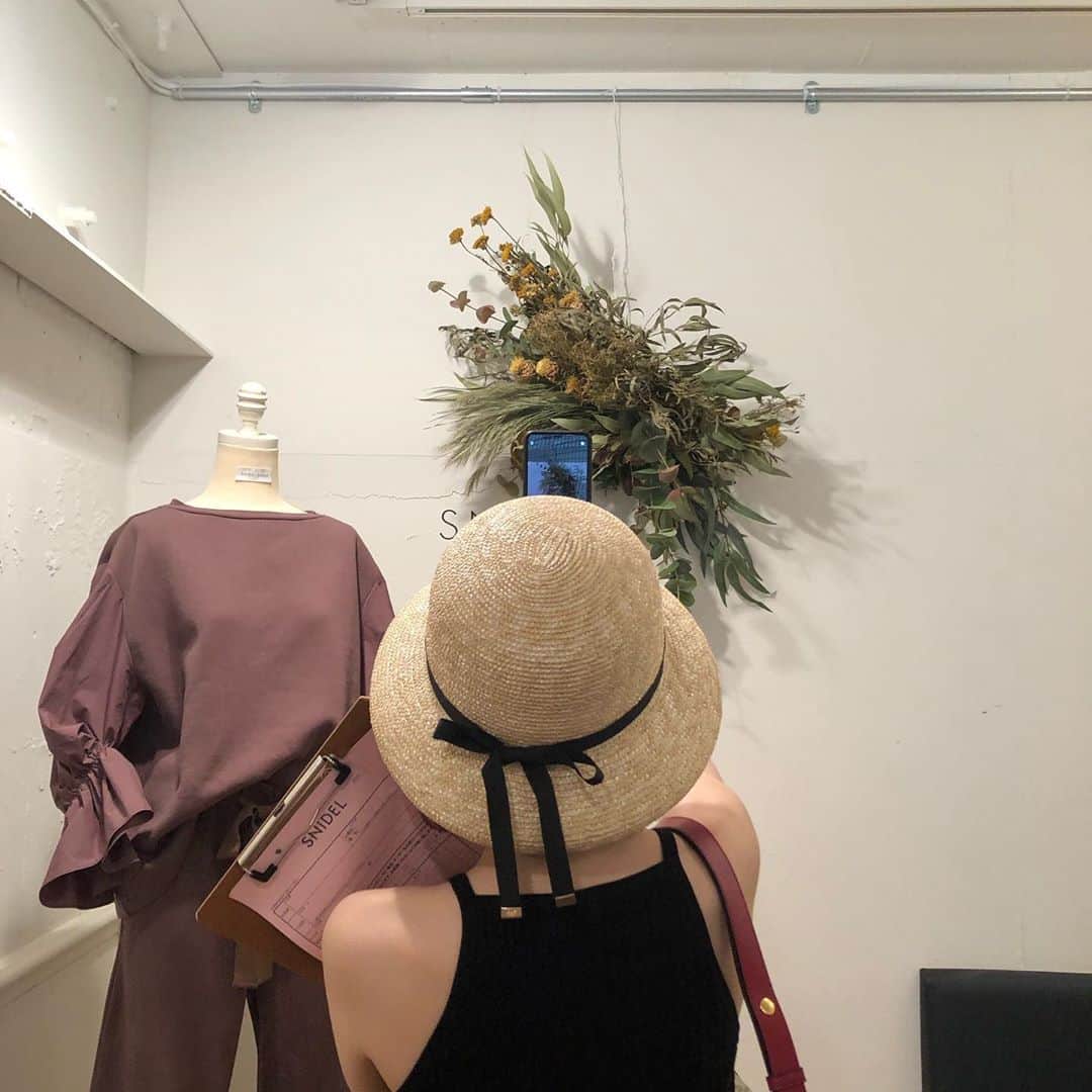 ひよんさんのインスタグラム写真 - (ひよんInstagram)「👞💞 ㅤㅤㅤㅤㅤㅤㅤㅤㅤㅤㅤㅤㅤ 明日8/15の12:00から @9unq.official のアカウントで ライブ配信するよ❤️ 今回は明日発売される #あつ盛りカッチリシューズ と、 予約販売するバッグ、カチューシャ、ソックスたちの ご紹介を色々するから是非遊びにきてね🥰💓 ㅤㅤㅤㅤㅤㅤㅤㅤㅤㅤㅤㅤㅤ 1枚目の帽子は昔に韓国で買ったの🥺👒✨ ㅤㅤㅤㅤㅤㅤㅤㅤㅤㅤㅤㅤㅤ #9unq #fashion #shose #bag #꾸안꾸 #패션 #신발 #가방추천 #희영 #クアンク #インスタライブ #ひよん」8月14日 20時58分 - cchan_fee4