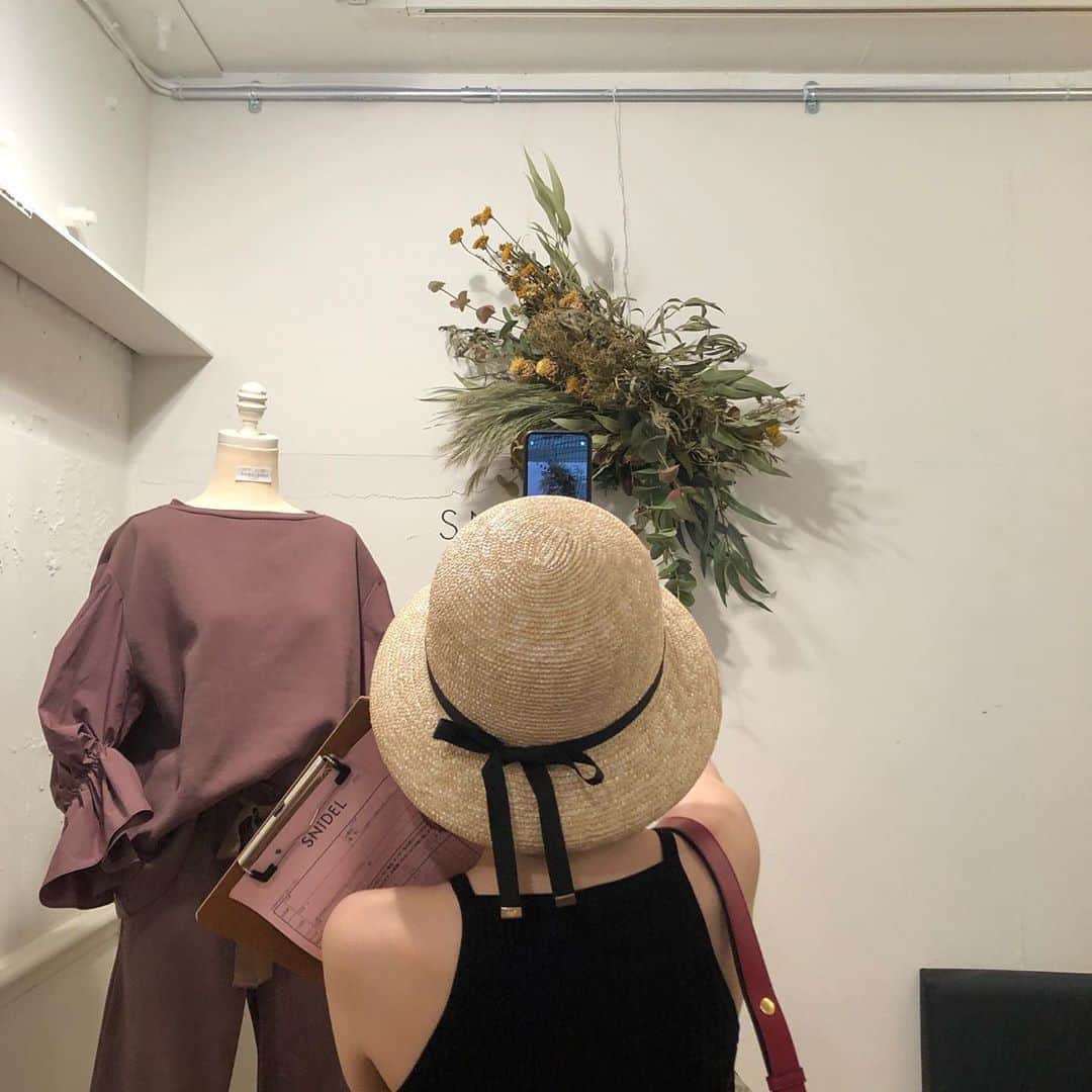 ひよんのインスタグラム：「👞💞 ㅤㅤㅤㅤㅤㅤㅤㅤㅤㅤㅤㅤㅤ 明日8/15の12:00から @9unq.official のアカウントで ライブ配信するよ❤️ 今回は明日発売される #あつ盛りカッチリシューズ と、 予約販売するバッグ、カチューシャ、ソックスたちの ご紹介を色々するから是非遊びにきてね🥰💓 ㅤㅤㅤㅤㅤㅤㅤㅤㅤㅤㅤㅤㅤ 1枚目の帽子は昔に韓国で買ったの🥺👒✨ ㅤㅤㅤㅤㅤㅤㅤㅤㅤㅤㅤㅤㅤ #9unq #fashion #shose #bag #꾸안꾸 #패션 #신발 #가방추천 #희영 #クアンク #インスタライブ #ひよん」