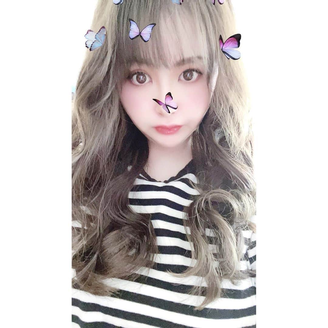 津久江麻由のインスタグラム：「. 中国で人気の蝶々🦋 . 最近はワンホンちゃんに憧れて、 眉毛も中国っぽくして貰ったり☺️🥺💞 . でも髪を巻いたら、中国感なくなるんだよなぁー 髪はストレートロングに黒髪ってイメージ🤔 . もっとチャイボーグについて調べてみます✌🏻💞 . #紅美女 #中国コスメ #チャイボーグ #ザラジョ #ザラジョコーデ #毎日コーデ #お気に入りコスメ #コスメ大好き #メイク好き #デパコス #コスメ紹介 #今日のメイク  #今日のコスメ #プチプラコスメ #メイク好きさんと繋がりたい #コスメ好きさんと繋がりたい #いいね返しは絶対 #おすすめコスメ #コスメ購入品 #コスメ好き #メイク好き #今日のコーデ #今日のコーディネート #本日のコーデ  #ラフコーデ」