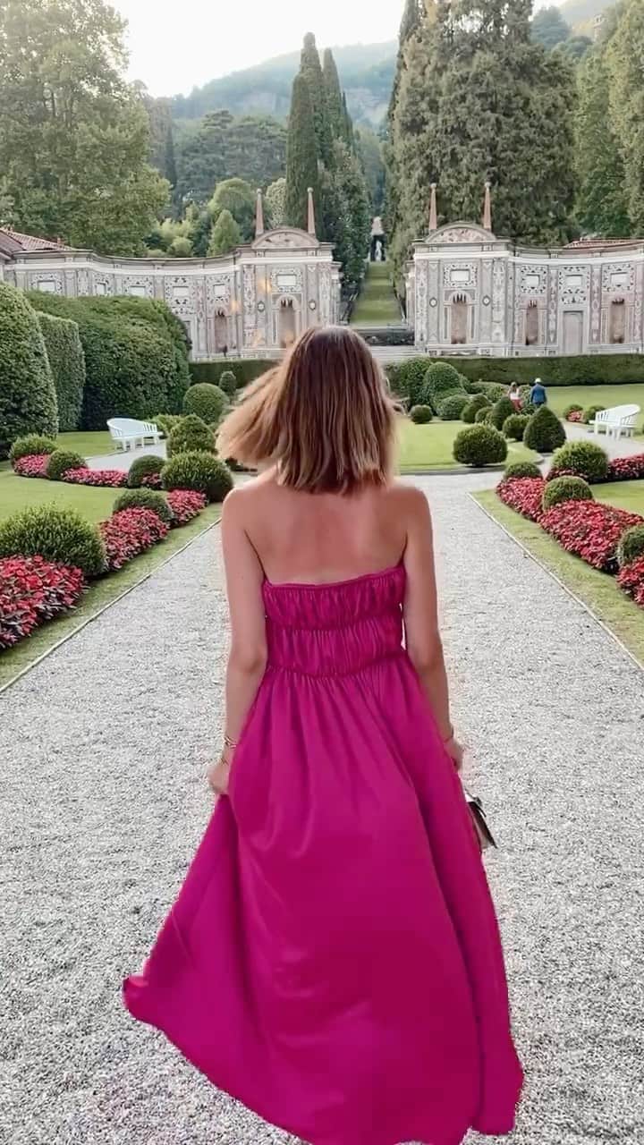 バーボラ・コディトヴァのインスタグラム：「Because many of you asked “How can you walk on that surface?” 🤣 Here’s how 💃🏼😜 wearing @revolve #RevolveMe」