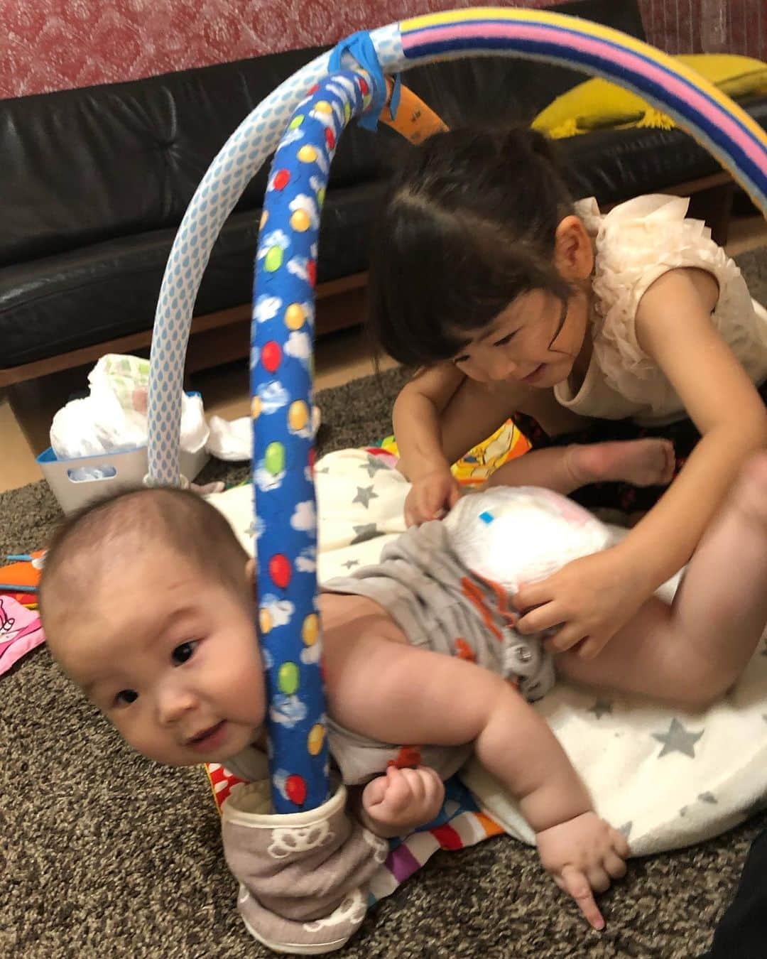 川島章良のインスタグラム：「. . . きあちゃんがオムツ変えたーい。  と言ってくれたので見ていました。  足を上げてオムツをオムツに下に入れてくれてた。  でも最近テープタイプからパンツタイプに変えたので  オムツを下に置かなくていいのでちがったけど  よく見てるなあー。  でもきっぺい君は逃げる逃げる。  コロコロしてなかなかかえさせてくれない。  わざとやっているのかな。  でもお姉ちゃんな替えてもらってうれしそう。  オシッコでもしないかなとニヤニヤしてみてたけどしてなかったなぁー。  #きあちゃん  #きっぺいくん #オムツ替え #オムツ #娘 #息子」