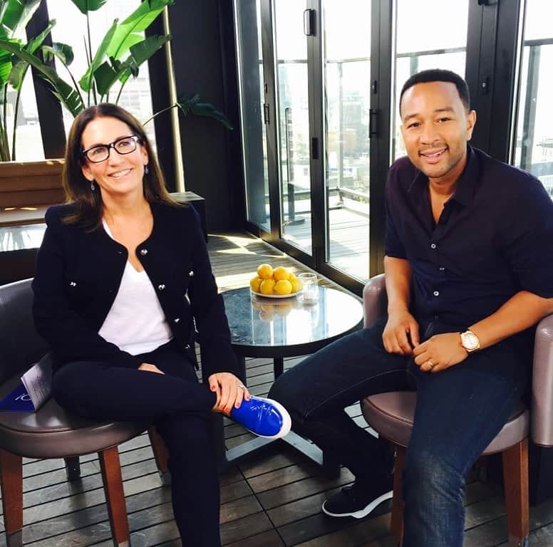 ボビー・ブラウンのインスタグラム：「#fbf to my first ever celebrity video interview for @yahoo with @johnlegend  I arrived 30 minutes early so I could settle , breath , check the light and my outfit etc. I walked in and he was sitting there and greeted me with a huge hello and said he was ready and let’s start. So I did. No notes and all chat. I should find it on you tube and put it on IG stories. Just a thought. Lesson here take chances. Dive in. Be fearless  and congrats @johnlegend and #chrissyteigen for joining the 3 kid household. #rocks」