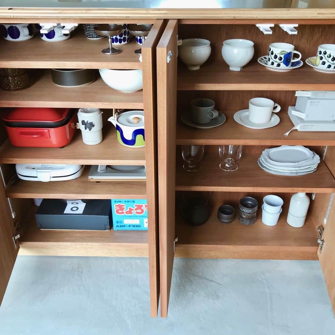 ムクリ［mukuri］さんのインスタグラム写真 - (ムクリ［mukuri］Instagram)「今の暮らしに丁度いい、変化に寄り添うキッチンスペース〜続いていく家づくりと生活を楽しむ（satori.homeさん） ・ 玄関ドアを開けたすぐ先に広がるダイニングとキッチンは、家づくりの際にすっきり見せる方法を考え抜いて見た目だけではなく使いやすさにもこだわった場所。 ・ 夫婦ふたり暮らしのsatoriさん。 はじめからつくり込むのではなくこれからの “ライフスタイルに合わせて変化できる”というのが家づくりの大きなポイントでした。 ・ シンプルに仕上げたことで模様替えの自由度も高く収納方法の幅も広がるため、日々使いやすいように考えたり替えたりするのも今では楽しみのひとつになっているのだそう。 ・ 固定観念に囚われない、今の暮らしにフィットしたキッチン。”見せる”と“隠す”を意識した収納にも注目してご覧くださいね♪ ・ @satori.home さん ありがとうございました！ （編集：megu）﻿ ・ ---------------------------------- ●水栓 ・メーカー：GROHE ・品番：３０２８１０００  ●IHコンロ ・メーカー：MITUBISHI ・品番：CS-T34BFR  ●キッチンシンク（造作） ・メーカー：SUS製シンク ・サイズ：横８００×奥行き４５０（cm）  ●作業台詳細 ・サイズ：高さ９０×幅１２０×奥行７０（cm ） ・本体素材：ラワン ・天板：ステンレス ---------------------------------- ・ ▶詳細はプロフィールのURLよりご覧ください﻿ プロフィールはこちらから﻿ @mukuri_official ・﻿ ・ ・ #キッチン#台所#myhome#マイホーム#マイホーム記録#自由設計#建築家とつくる家#シンプルホーム#無印良品#シンプルな暮らし#ミニマルライフ#日々の暮らし#調味料収納#キッチン収納#暮らしを整える#暮らし#整理収納」8月14日 21時06分 - mukuri_official