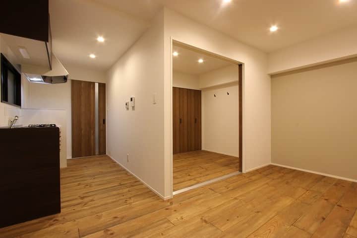 ALLHOUSE R×Lのインスタグラム：「ブラウンを基調とした1LDKリノベ物件です。⁠ .⁠ 生活同線が考えられた間取りは家具の配置も想像しやすいです！⁠ .⁠ .⁠ ----------------------------------------------⁠ その他施工事例はコチラ☞@allhouse_pm　⁠ ----------------------------------------------⁠⁠⁠ .⁠ .⁠ .⁠ #1LDK #リビング #キッチン #オールハウス #オールハウスPM #賃貸 #広島賃貸 #賃貸住宅 #賃貸物件 #木造住宅 #プロパティマネジメント #賃貸リノベーション #リノベーション #renovation #リノベ #リフォーム #無垢フローリング #広島 #広島市 #DIY #アクセントクロス #design #建築  #工務店  #賃貸インテリア #賃貸暮らし #家主 #部屋 #賃貸経営 #おうち時間」