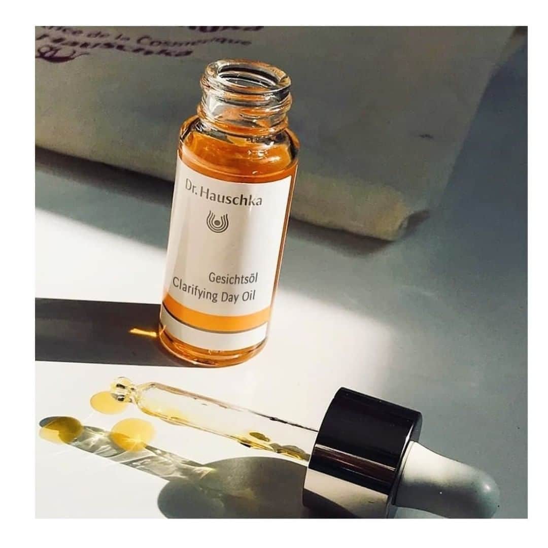 Dr. Hauschka Japan ドクターハウシュカのインスタグラム：「オイルをもってオイルを制す、 がコンセプトの⁠美容オイル。⁠ .⁠ .⁠ Tゾーンや、お肌のベタツキが気になる方に。⁠ 数滴ドロップをお肌にすっと伸ばすと、⁠ 余分な皮脂の分泌をおさえてお肌を落ち着かせます。⁠ ニンジン根やカレンデュラやのエキスで吹き出物や⁠ ニキビ跡のケアにも。⁠ .⁠ .⁠ ⁠ みなさま良い週末を。⁠ .⁠ .⁠ ⁠⁠詳しくは公式ホームページへ⁠ →@drhauschkajapan⁠ .⁠ .⁠ ⁠ #ドクターハウシュカ #Drハウシュカ ⁠#ナチュラルコスメ#オーガニックコスメ#混合肌#オイル美容#自然派#自然派コスメ#肌質改善#脂性肌 #肌あれ#敏感肌#美容マニア#フェイスケア#ユニセックス#おこもり美容#おうち時間#セルフケア #角質ケア#皮脂バランス#毛穴#毛穴ケア#ニキビ跡#保湿#美肌#すっぴん肌#美容オイル#メンズコスメ#ニキビ#皮脂⁠」