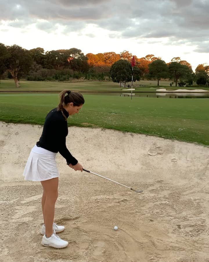 Liz Elmassianのインスタグラム：「Working hard on getting my bunker shots coming out with more neutral spin for a better chance to hole out ⛳️」