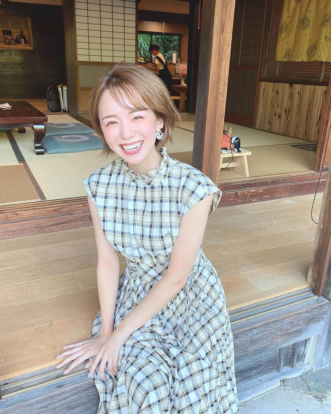 黒田真友香さんのインスタグラム写真 - (黒田真友香Instagram)「和歌山県のかつらぎ市にある、古民家へ1泊しに行ってきました☺️🌸 初めて　@airbnb を使っで予約したよ😍  安く広い所が予約できるからずっと海外でも使ってみたかったんだけど、ホストの方と直接連絡を取ったりするので 英語話せないわたしには少々ハードルが高く、、、国内の近場旅で初デビュー！  エアビーもホテル予約と同じくレビューやホストの方の対応でかなり差が出ると思うので、予約の際はしっかり確認してください☺️🌸  ホテルではないのでアメニティの有無も恐らく様々。わたしが今回宿泊した場所はホテル同様のアメニティを揃えてくださっていてとっても楽でした😭💓  夜はBBQして花火して、夏の楽しい思い出がまた一つ増えたよ〜！  写真には写らなかったけど、夜はプラネタリウムみたいに星が綺麗だった🌟  近場旅もいつもと違う場所に泊まれば新鮮味出るので、またしたいな🚗  #エアビー#近場旅#近畿旅行#和歌山旅行 #志高庵#国内旅行#古民家」8月14日 21時07分 - kurodamayukaxx