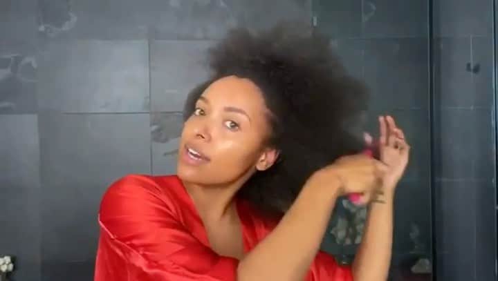 カテリーナ・グレアムのインスタグラム：「So this is my fro coming out party! 🎉💕Never before have I ever broken down my hair or skin and make up routine like this (Ever!). This was the most vulnerable video I have ever done. And I wanted to do it with the biggest fashion magazine in the world, so I could help show young girls honesty versus unrealistic expectations of ourselves. I know that there are a lot of young girls right now that need to know that they are beautiful and that they don’t have to change who they are to be accepted and valued. Black women we should stand in our truth and power!! Thank you @pay_gz @gabriellereich @_uncle__lee_  @polisg for being with me every second thru this liberating moment. Thank you @voguemagazine for standing with me in this important message during a time when we need to be louder than ever. Check out Vogue’s YouTube for the full vid.✊🏽」