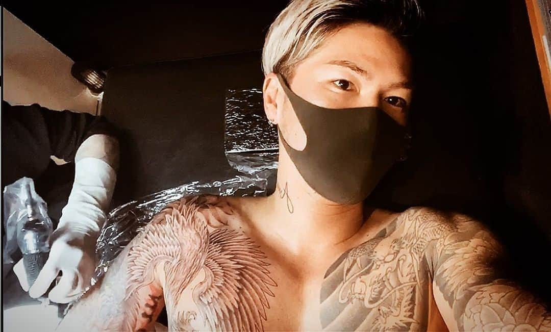 DJ ACEさんのインスタグラム写真 - (DJ ACEInstagram)「💉📺 #tattooing #withMASK #ACE1」8月14日 21時05分 - ace1djace