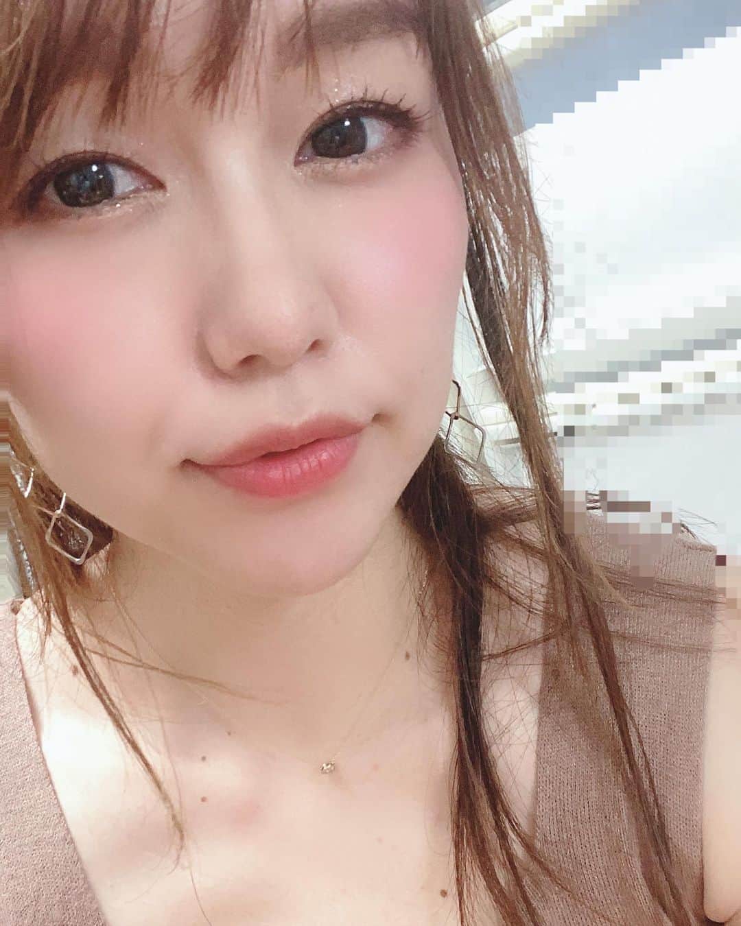 のインスタグラム：「⠀ ⠀ ストーリーが好評だったので⠀ 嬉しくて、載せちゃう。笑⠀ ⠀ ⠀ ずっと欲しかったマスカラゲットいたしました🧚🏻‍♀️🥰 ⠀ 単純な自分を使って綺麗になろう計画😊笑 ⠀ ⠀ #メイク #研究  #楽しい #褒められると #やっぱり #嬉しい #単純 #😊 #自分のご機嫌は自分でとる #なるほど #new #makeup #マスカラ #brown #orange #ナチュラルメイク #難しい #natural #naturalmakeup #ピアス #お気に入り #立石純子 #シンガーソングライター #はだのブランドアンバサダー #💄 #ティントリップ」