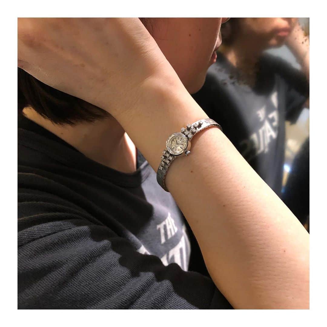 HIROBさんのインスタグラム写真 - (HIROBInstagram)「-HIROB SOUTH NEWoMan新宿店- ﻿ ﻿ ☆LAST SALE☆﻿ 8/18までアンティークウォッチが10%OFFになります。﻿ ※一部除外品あります﻿ ﻿ Antique OMEGA﻿ ﻿ 非常にラグジュアリーなオメガのアンティークウォッチ。﻿ 他に見ない個性あふれるデザインです。﻿ ﻿ ・Antique OMEGA﻿ ・￥260,000＋Tax→￥234,000＋Tax﻿ ﻿ 通信販売も対応しており、お電話でのご相談も受け付けています。﻿ 当面の間、送料は無料となりますので、ご来店が難しい方でもお気軽にお問い合わせ下さい。 ﻿ ﻿ お問い合わせ先﻿ HIROB SOUTH NEWoMan新宿店﻿ tel:03-5379-9372﻿ ﻿ #hirob ﻿ #hirobsouth﻿ #baycrews﻿ #antiquewatch﻿ #vintagewatch﻿ #vintageaccessories﻿ #antiqueomega﻿ #vintageomega﻿ #omega﻿ #NEWoMan新宿﻿ ﻿ #ヒロブ﻿ #ヒロブサウス﻿ #ベイクルーズ﻿ #アンティークウォッチ﻿ #ヴィンテージウォッチ﻿ #ヴィンテージアクセサリー﻿ #ヴィンテージカルティエ﻿ #アンティークオメガ﻿ #ヴィンテージオメガ﻿ #オメガ﻿ #ニュウマン新宿」8月14日 21時09分 - hirob.jp