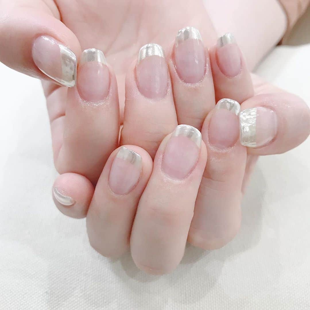なかやまちえこのインスタグラム：「ミラーフレンチ✨⠀ #nail #nails #nailart #ネイル #美甲 #ネイルアート  #japanesenailart #manucure #japanesenails #manicurist #gelnails #أظافر #네일아트 #미용 #vẽmóng #ngườiđẹp  #เพ้นท์เล็บ #искусствоногтя #artedeuñas #เพ้นท์เล็บเจล #ジェルネイルデザイン #ネイルデザイン #senikuku #nagelkunst #ミラーフレンチ #ミラーネイル #mirrornails #ミラーフレンチネイル #和楽器バンド #鈴華ゆう子 さん ⠀ 施術は @aby_sharenail にて。」