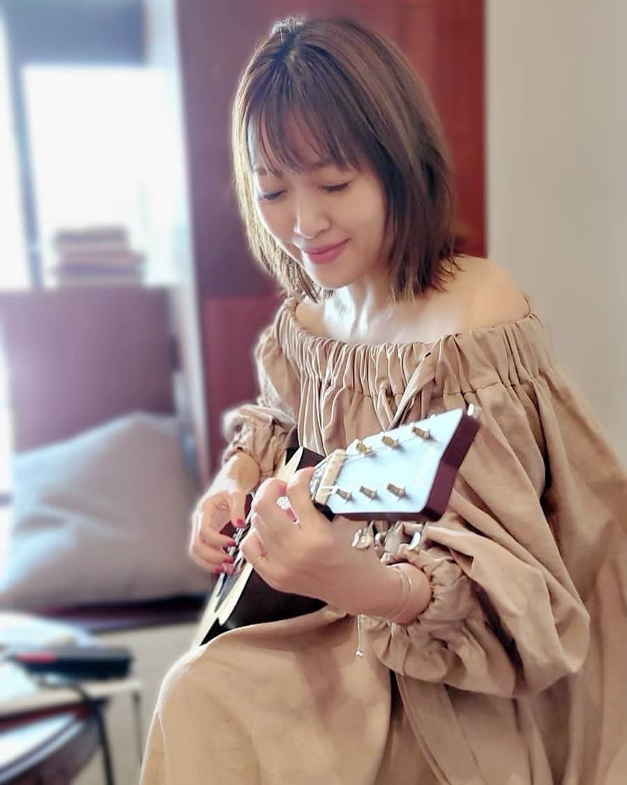 坂本美雨さんのインスタグラム写真 - (坂本美雨Instagram)「今日はテレビの収録で小曲を歌う機会があったので、なまこのミニギターを借りて行きました（無断で借りてあとでおこられました）。」8月14日 21時12分 - miu_sakamoto