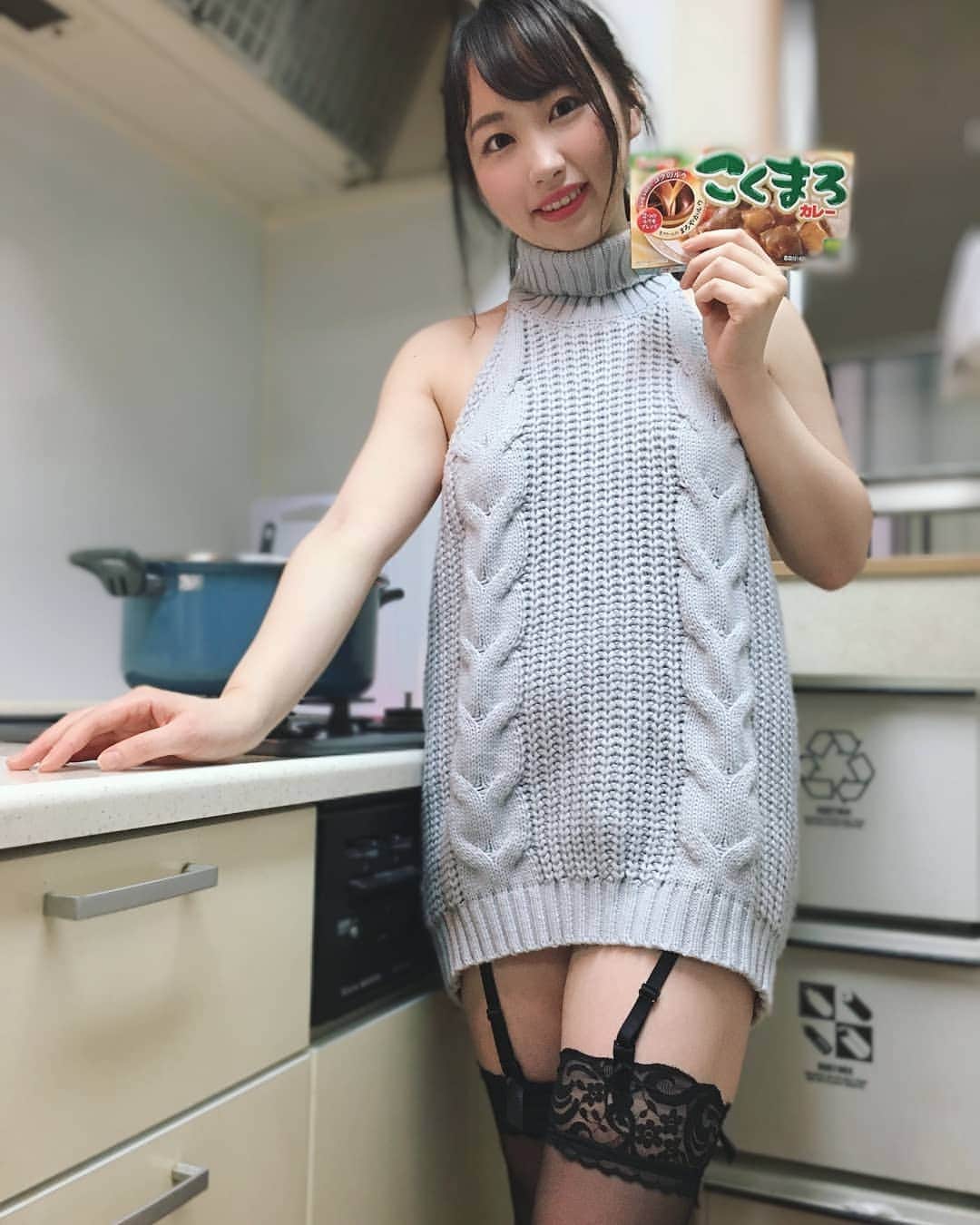 のインスタグラム：「#童貞を殺すセーター を着てカレーを作ってみました😘💓 . YouTubeにアップしてみたよ😁 . また、セクシィ😳なオフショットをプチ写真集にしてみたので良かったら見てみてね💕 プロフ固定リンクから飛べますっ🦋🤭💜 . . . . . #白葉まり #童貞を殺すセーター #童貞を殺す服 #ニット #グラドル #グラビア #チャンネル登録お願いします #写真集 #booth #japanesegirl #youtube #youtuber #youtubechannel  #goodevening #晩上好」