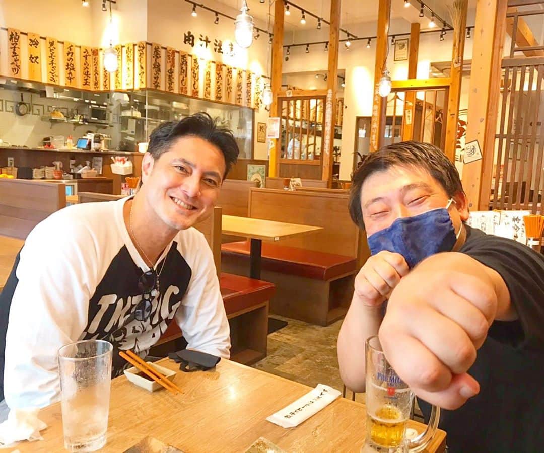 のインスタグラム：「あんなにいつも会っていた福田監督と半年ぶりの再会😭  コロナ禍で止まっていた次回作の事も色々話せて良かった。  早めに会って早めに解散！！  photo by @bashitaka67   #再会 #半年ぶり #映画 #企画 #福田陽平 #監督 #高橋淳さん #映画制作」