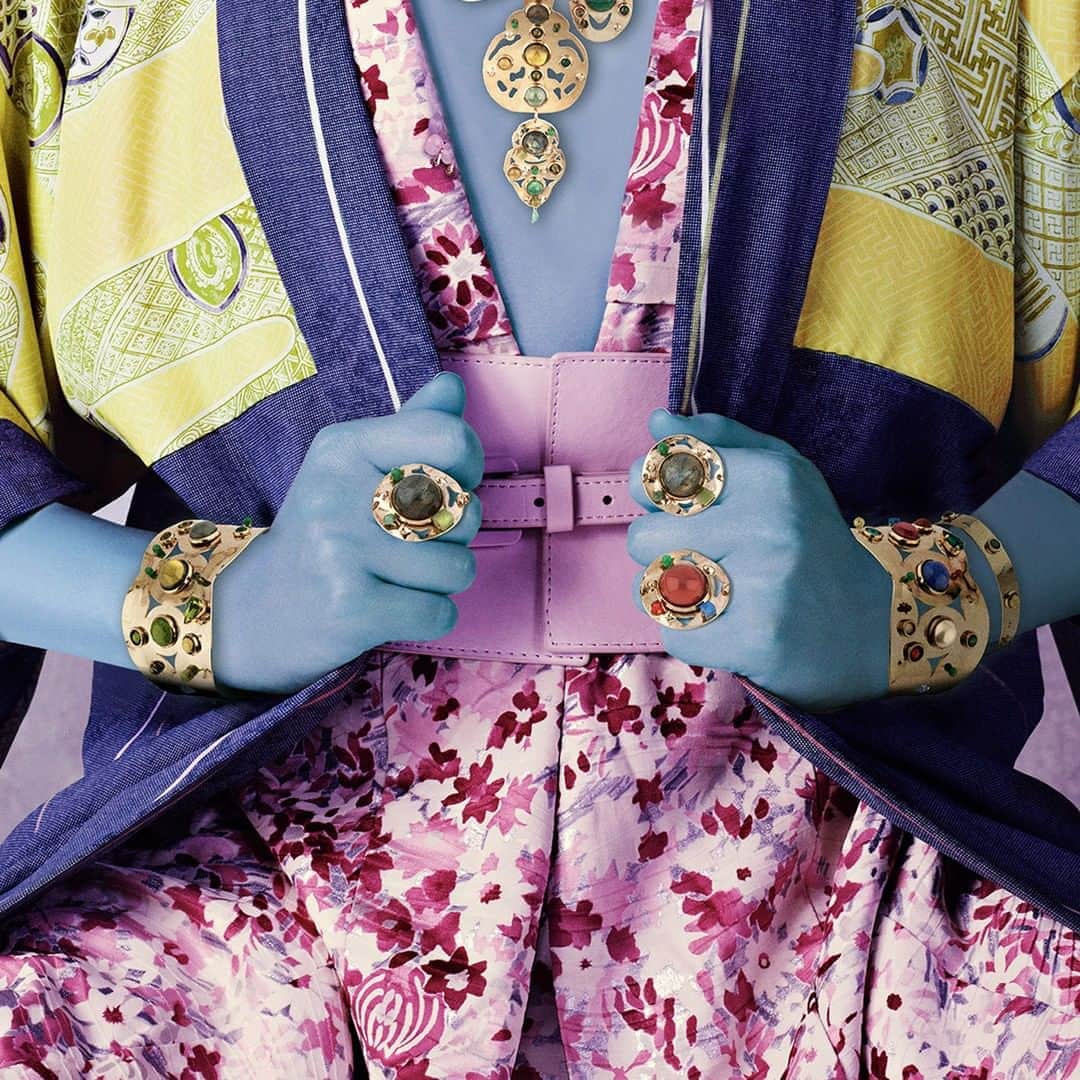 のインスタグラム：「Cet été, ne rien se refuser... BIENVENUE AILLEURS  Découvrez la collection VERONE, métal doré martelé à la main, cabochons de pierres dures multicolores en boutique et sur notre site internet (lien en bio).  #BienvenueAilleurs #Newworld #Verone #nouvellecollection #creation #rings #Paris #Bijoux #BijouxEthniques #SatelliteParis」