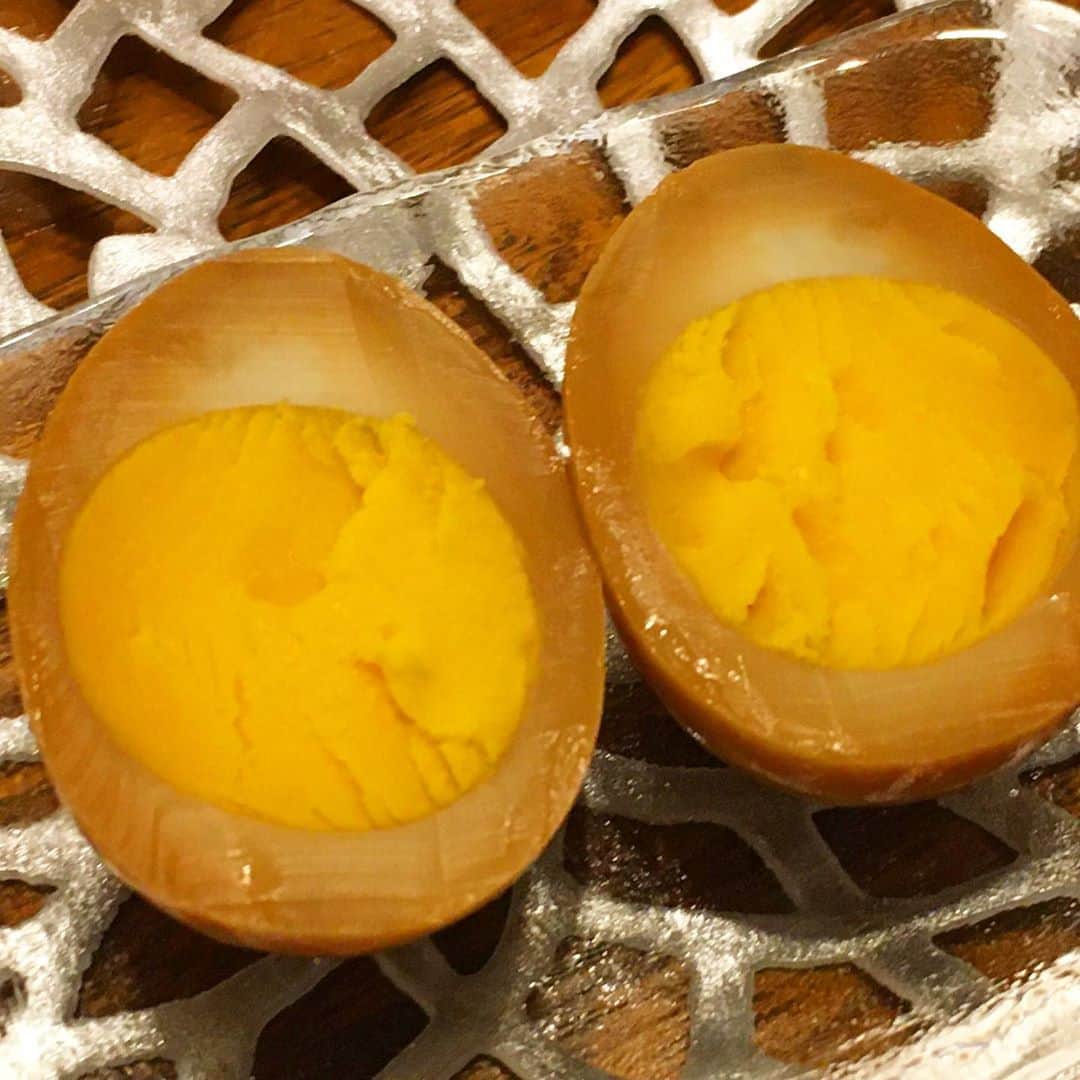 六車奈々さんのインスタグラム写真 - (六車奈々Instagram)「赤味噌に茹で卵漬けてみたけど、 三日はながいな。 しょっぱい。  24時間でよいな。  #ゆでたまご #味噌漬け #つけすぎ」8月14日 21時17分 - nanarokusha