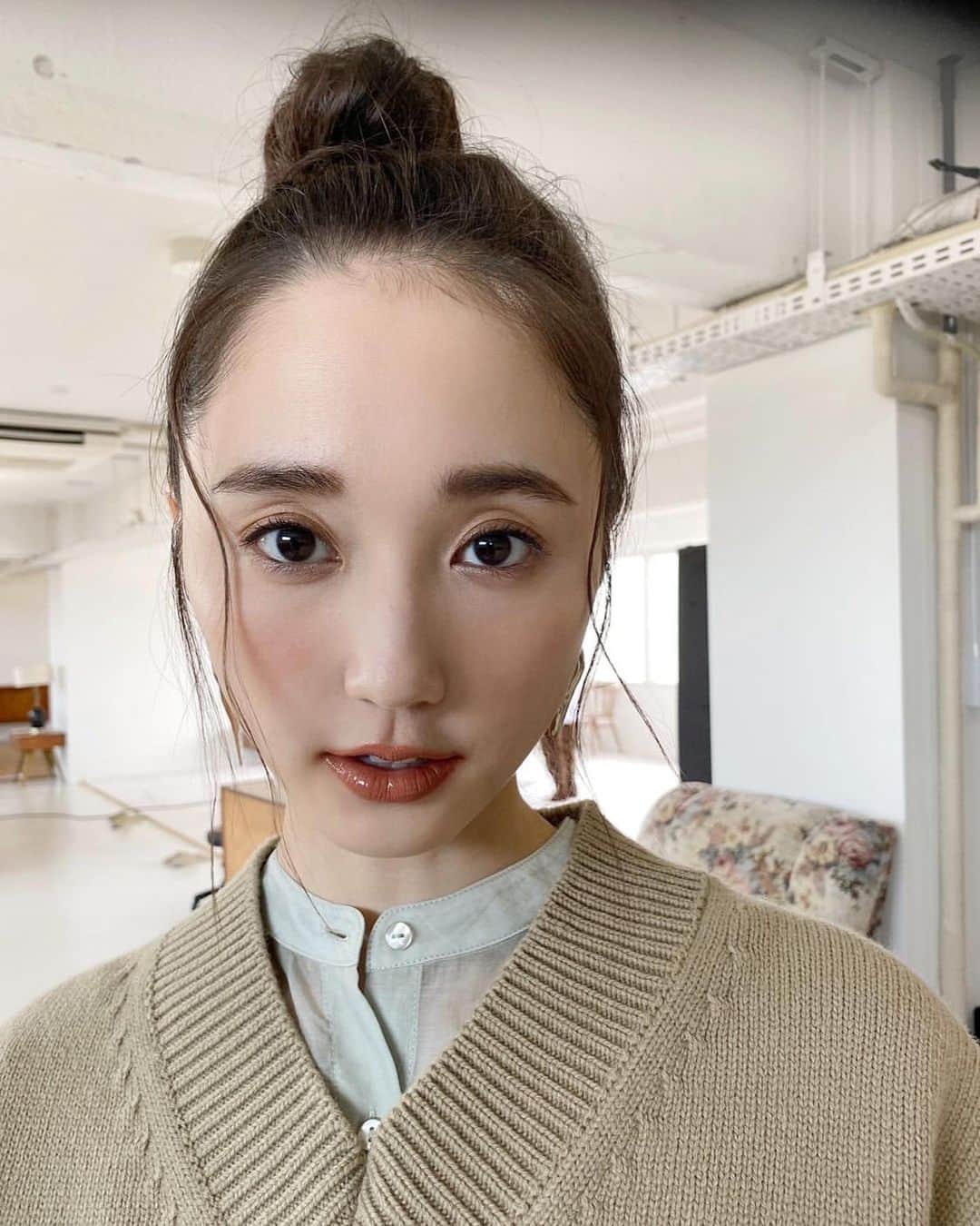 のインスタグラム：「秋服可愛かったなぁ MORE11月号お楽しみに✌︎ オフショットたくさん撮っていただいたので発売したらまた載せますね🍡 #MORE#オフショット」