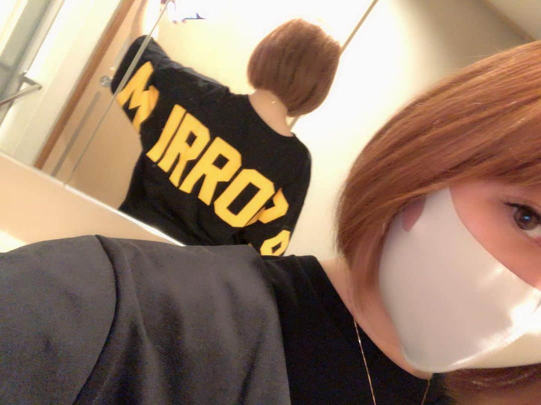 野崎鮎さんのインスタグラム写真 - (野崎鮎Instagram)「可愛いの届いたー❤ ICON Tshirts❤ BLACK×YELLOW😍💋  全色欲しい🤤🤤🤤 だってどれもこれも可愛いんだもの💋💋💋  大好きな物はいくらでも欲しくなっちゃうタイプ🙋‍♀️🙋‍♀️🙋‍♀️  いつも可愛い『きゅんっ♡』とくるデザインのお洋服、小物を考えて作ってくれてありがとうございます💜❤💙💚 mirror9と出会って 嬉しい事が増えた😊💕 それは好きな服に包まれてるから より幸せを感じるのかもしれないねっ❤  mirror9のTshirts.パーカー（フーディー）は サイズもカラーも豊富でメンズもキッズもあるよっ💕  #mirror9  #ミラーナイン #tシャツ #tshirts #black #yellow #ファッション #fashionstyle #cute #love #広尾 #tokyo #japan」8月14日 21時21分 - ayu_nozaki