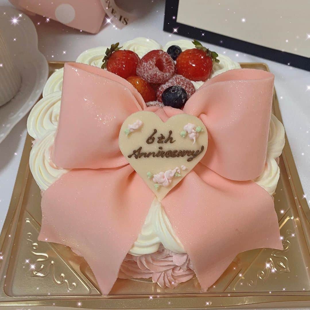 りなてぃんさんのインスタグラム写真 - (りなてぃんInstagram)「𓂃 𓈒𓏸 ㅤㅤ 記念日のpostにたくさん コメント📝ありがとうございます🥺💭！ ㅤㅤ 嬉しいです( • ·̭ •̥ ) 𓈒𓏸！ ㅤㅤ ケーキ🎂の質問がきたんですが ほくてぃんがサプライズで 頼んでくれてたみたいです🧁🌼！ ㅤㅤ 新宿の伊勢丹にある #ロリオリ365 さん  miumiuみたいなめちゃかわな ケーキ🍰なの！味も美味しいよ！ ㅤㅤ  マカロンも伊勢丹新宿店 パティスリー・サダハル・アオキ・パリさんで 買いました！(´っ• ·̫ •ｃ`)💓 ㅤㅤ  ㅤㅤ 苺🍓のケーキやプリンなども 伊勢丹です⊂( ・ ̫・ )⊃ ㅤㅤ 調べて分かり次第また詳細追加しておきます！ ㅤㅤ 𓂃 𓈒𓏸  ㅤㅤ  #カップル　#カップルフォト  #記念日　#記念日プレゼント  #同棲　#同棲カップル #マカロン　#韓国マカロン #記念日ディナー #記念日サプライズ  #記念日デート #記念日ケーキ  #カップルグラム　#ロリオリ365  #アフタヌーンティー」8月14日 21時33分 - rinateen_max