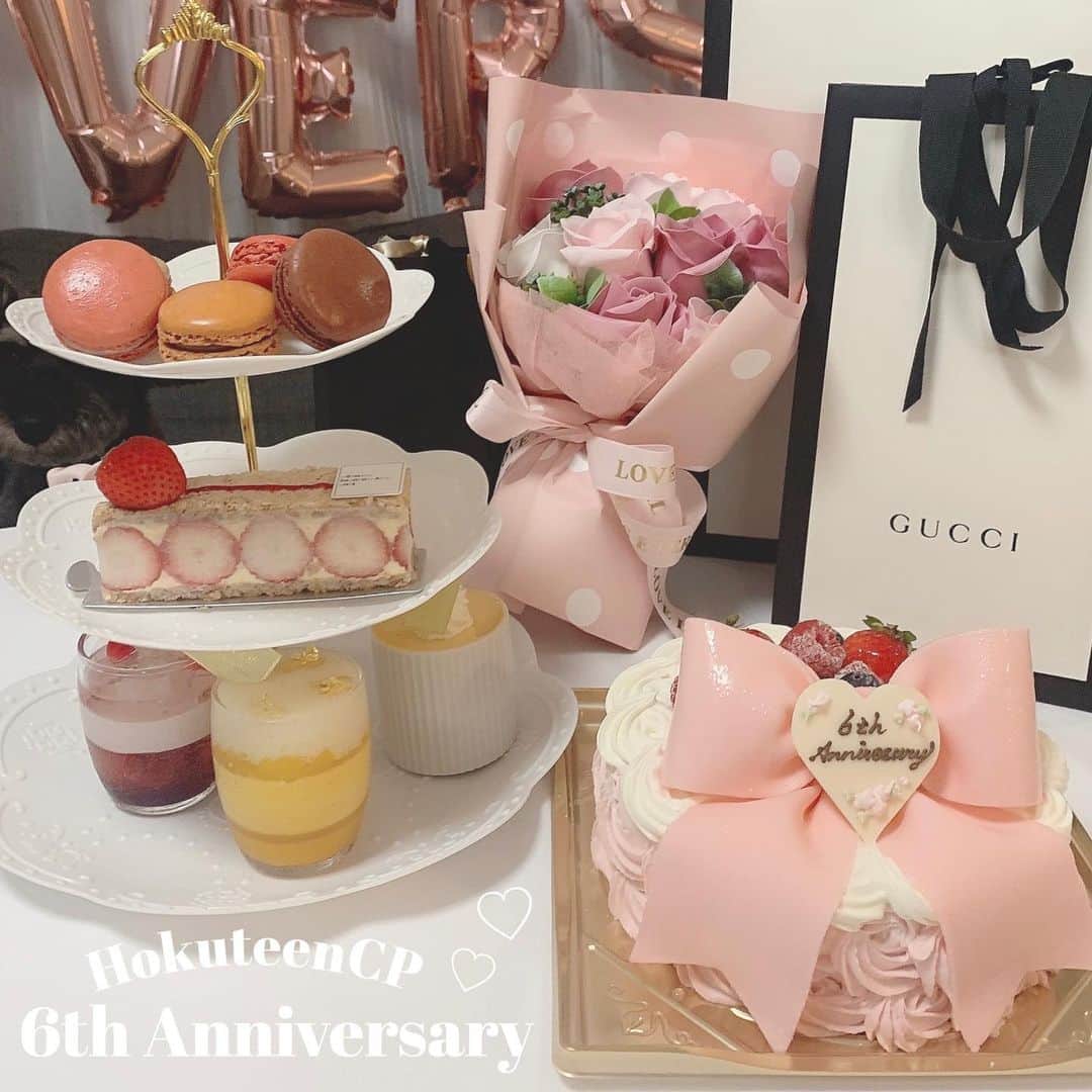 りなてぃんさんのインスタグラム写真 - (りなてぃんInstagram)「𓂃 𓈒𓏸 ㅤㅤ 記念日のpostにたくさん コメント📝ありがとうございます🥺💭！ ㅤㅤ 嬉しいです( • ·̭ •̥ ) 𓈒𓏸！ ㅤㅤ ケーキ🎂の質問がきたんですが ほくてぃんがサプライズで 頼んでくれてたみたいです🧁🌼！ ㅤㅤ 新宿の伊勢丹にある #ロリオリ365 さん  miumiuみたいなめちゃかわな ケーキ🍰なの！味も美味しいよ！ ㅤㅤ  マカロンも伊勢丹新宿店 パティスリー・サダハル・アオキ・パリさんで 買いました！(´っ• ·̫ •ｃ`)💓 ㅤㅤ  ㅤㅤ 苺🍓のケーキやプリンなども 伊勢丹です⊂( ・ ̫・ )⊃ ㅤㅤ 調べて分かり次第また詳細追加しておきます！ ㅤㅤ 𓂃 𓈒𓏸  ㅤㅤ  #カップル　#カップルフォト  #記念日　#記念日プレゼント  #同棲　#同棲カップル #マカロン　#韓国マカロン #記念日ディナー #記念日サプライズ  #記念日デート #記念日ケーキ  #カップルグラム　#ロリオリ365  #アフタヌーンティー」8月14日 21時33分 - rinateen_max