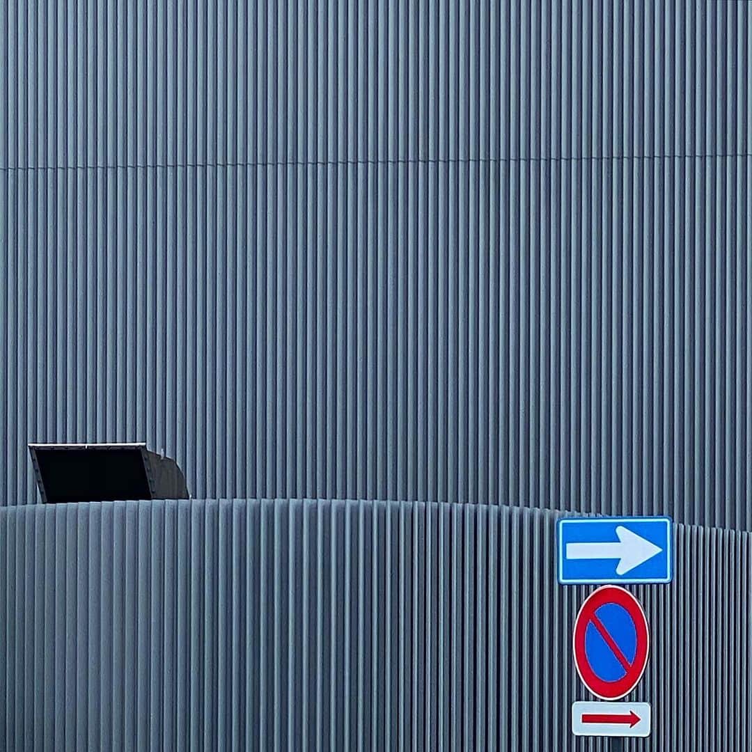 tsuno2noのインスタグラム：「14.August.2020 Tokyo🦓 . #ザ壁部 #igersjp #instagram #こんななの #minimalint #9minimal7 #ic_minimal #arkminimal #rsa_minimal #indies_gram #tv_simplicity #jj_minimalart #arte_minimal #タグキング👑 #minimalmood #shotoniphone #soulminimalist #indies_minimal #minimal_greece #instagramjapan #buildingstylesgf #ig_minimalshots #unlimitedminimal #paradiseofminimal #minimal_perfection #loves_united_minimal #ihaveathingforminimal #grand_doorsandwindows .」