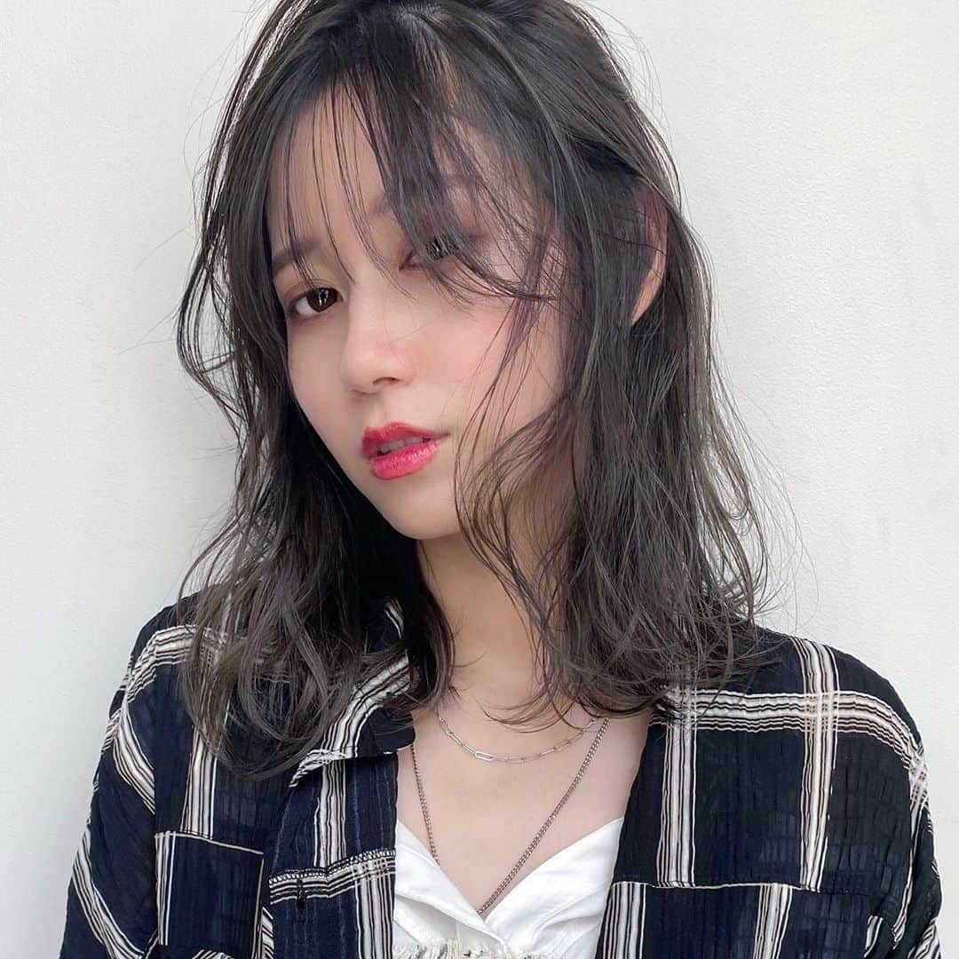 ゆきりぬさんのインスタグラム写真 - (ゆきりぬInstagram)「先日美容院 @so.hair_ で染めてきました〜！ ニューカラーはグレージュです。 少し青みを入れてカーキっぽい感じに。 . . いつも担当してくださってる @so.tkg_5 さんありがとうございます〜！ ちょっといいトリートメントもしてもらったので髪の毛もツルツルでいい感じに〜 . . お洋服はトップスもシャツも @emoda_official です！ アクセは @hm で買いました。 リップは @bobbibrownjapan だよ！ . . #グレージュ #髪色 #ミディアム　#ヘアカラー #hm #emoda #bobbibrown #今日のコーデ #うざバング #シースルーバング」8月14日 21時29分 - yukirin_u