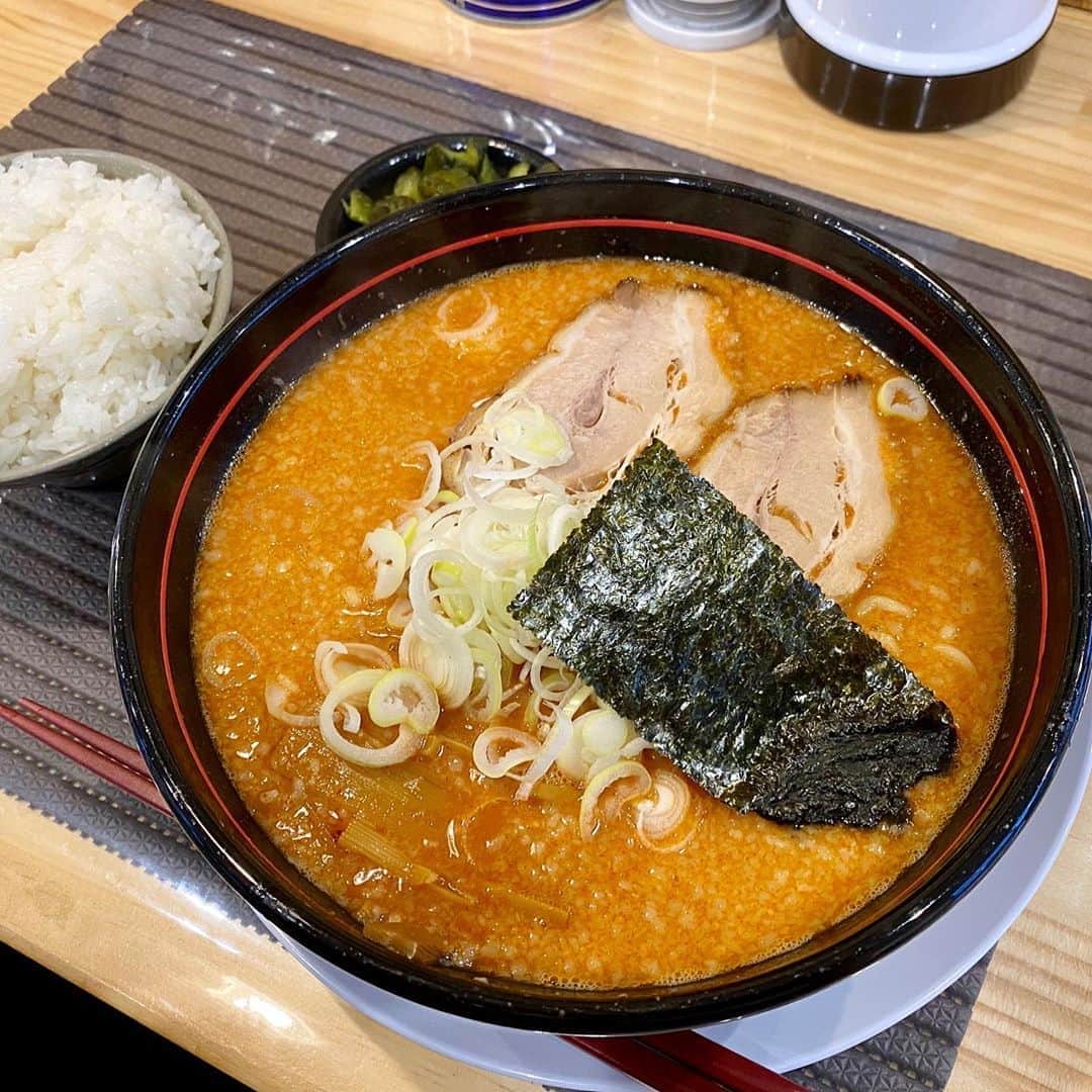 のインスタグラム：「どこの麺山ですかって？ 麺山西バイパス店です！ とん辛大好き！！ #麺山 #西バイパス店 #綺麗なお店 #とん辛ラーメン #やっと行けた #ライス #おしんこ #食べ放題 #うまい！！ #土曜はDON #スポンサー #ありがとうございます」