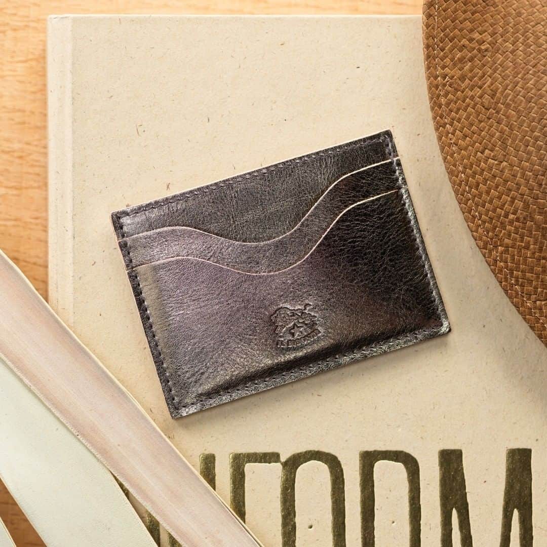 イルビゾンテのインスタグラム：「Shimmer and shine!  ☆ #ilbisonte #smallleathergoods #madeintuscany」