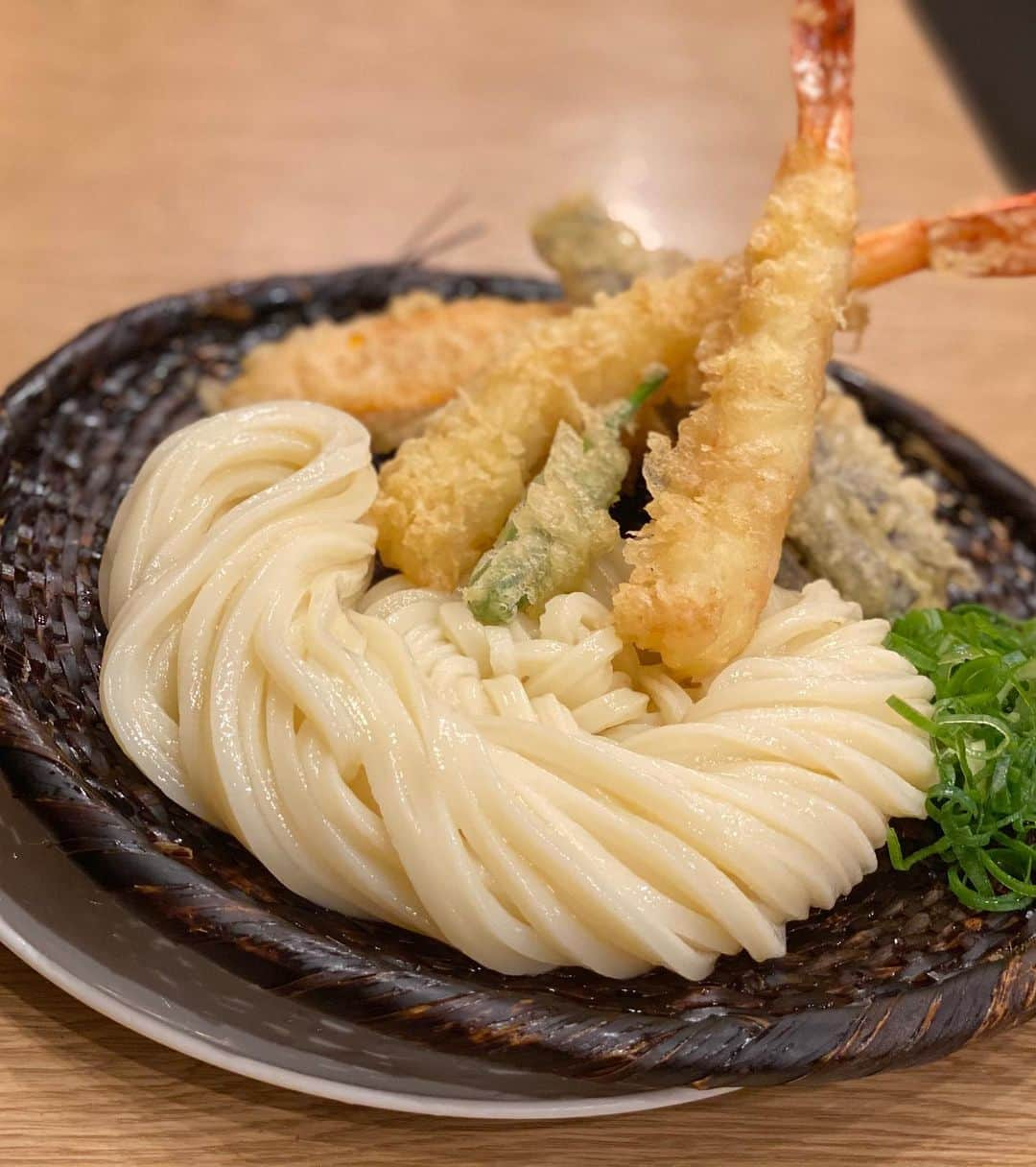 木本泉さんのインスタグラム写真 - (木本泉Instagram)「-﻿ 人気のおうどん屋さん﻿ ﻿ "うどん 慎"﻿ ﻿ 天ざるうどんをオーダー﻿ ﻿ かけうどんにするか悩んだのですがざるうどんに！﻿ ﻿ もちもちのおうどんで、美味しい😋﻿ 暑い夏にはぴったり⭕️﻿ ﻿ おつゆが薄めなので、天ぷらを付けて食べても天ぷらの香ばしさが残って最高🍤﻿ ﻿ おうどん1本1本がとにかく長くて、食べるのは大変でした笑﻿ ﻿ #うどん慎#うどん屋」8月14日 21時31分 - izumikimoto