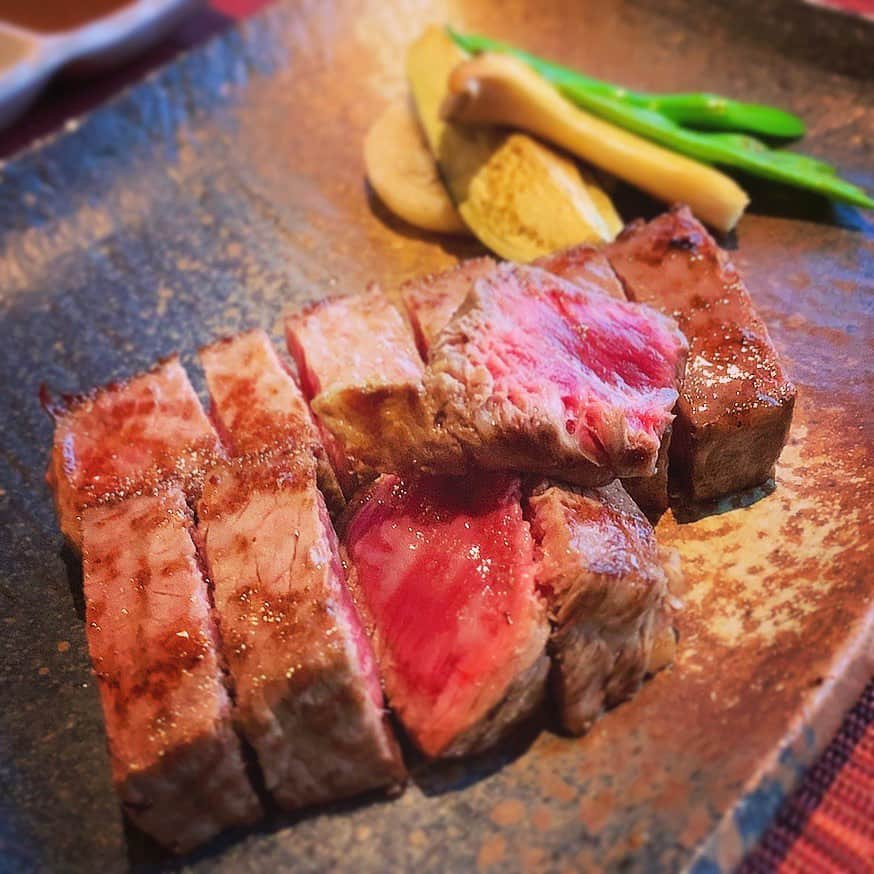 栗田萌さんのインスタグラム写真 - (栗田萌Instagram)「お肉〜💕 お祝い事で、家族揃って久々の外食へ✨ このレアのお肉がとっても美味しかった〜！！！ 幸せなひと時でした🥰 #お肉 🍖🥩」8月14日 21時36分 - kurimoe_official