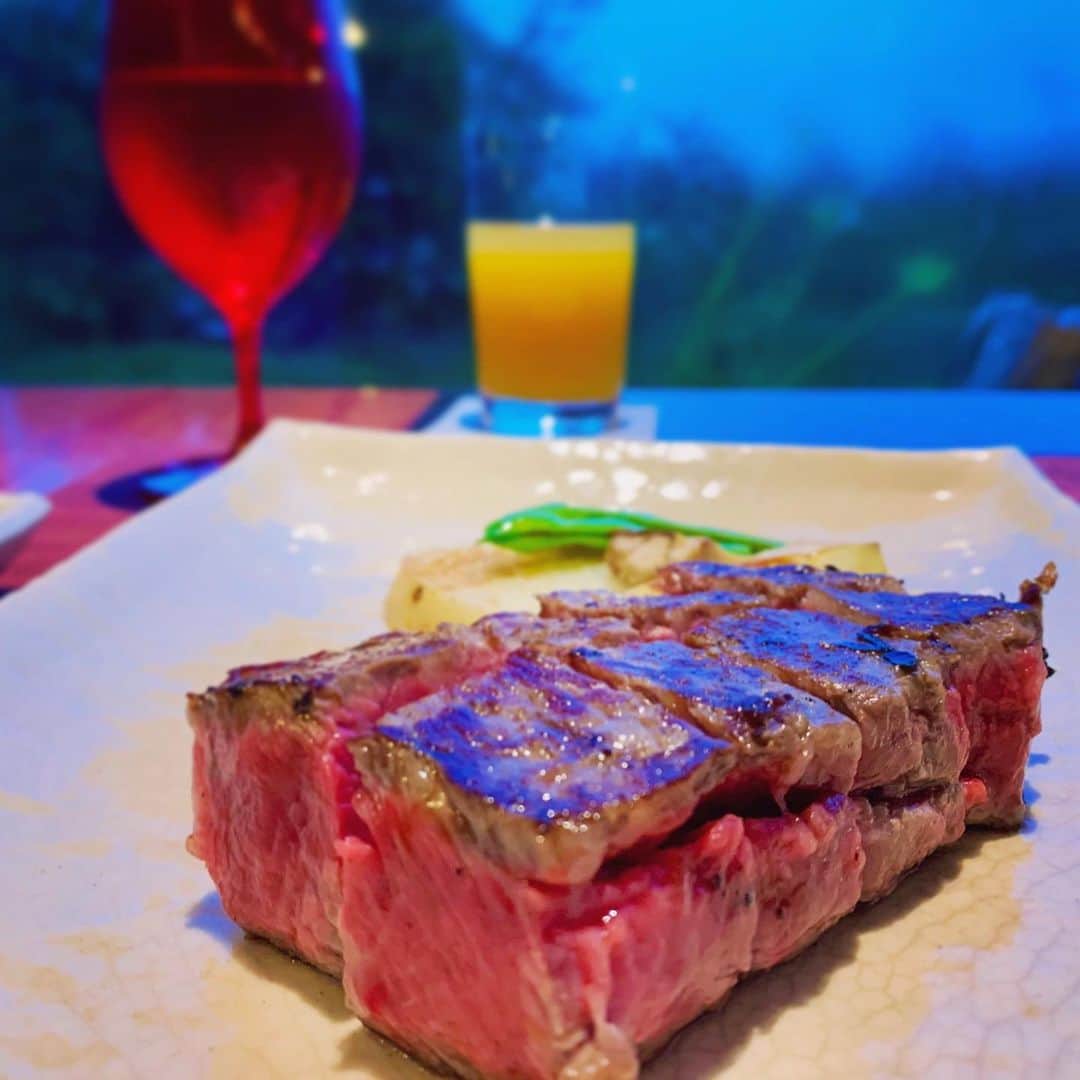 栗田萌のインスタグラム：「お肉〜💕 お祝い事で、家族揃って久々の外食へ✨ このレアのお肉がとっても美味しかった〜！！！ 幸せなひと時でした🥰 #お肉 🍖🥩」