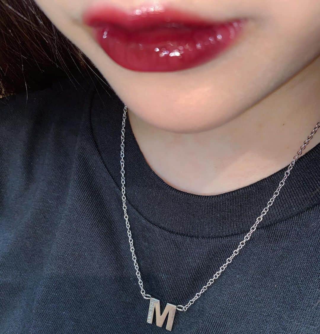おもてちゃんのインスタグラム：「. 🆕 m_mignon新ネックレス✴︎ 拡大してもらうとわかると思うけど、よく見るとブランド名が彫ってあります🖋 . チャームも少し長めで存在感◎ . こちらも近日通販開始予定！ ポップアップではすでに購入可能です🛒」