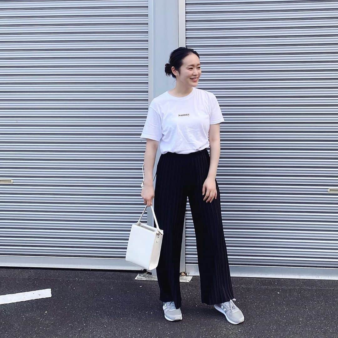 のインスタグラム：「どんどんシンプルになっていく、、﻿ NEW BALANCEのスニーカーは新しく買ったもの！﻿ 丸っこくないシルエットがお気に入り💘﻿ ﻿ ﻿ #jewelry_ume#ÜME#ユーミー」