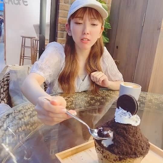 木下望のインスタグラム：「・ ・ 御行儀悪くてごめんなさいだけど、遠くに置いてあるのに美味そうすぎて我慢できなかった許してね🙏 ・ ここのパッピンスが1番好きかも🥺甘すぎない🥺オレオ神🥺まじ歯に着くけど🥺 オレオチュロス一生チュロスしたくなる味🥺 ・ テラス席あるので凍えずに済むよ！寒いの苦手な方おススメ！ ・ のん寒いの耐えられないので、かき氷系食べる時は暖かい飲み物必須系女子☝️ ・ ・ #パッピンス #かき氷 #新大久保グルメ #新大久保カフェ #新大久保 #オレオ #オレオピンス #snowyvillage」