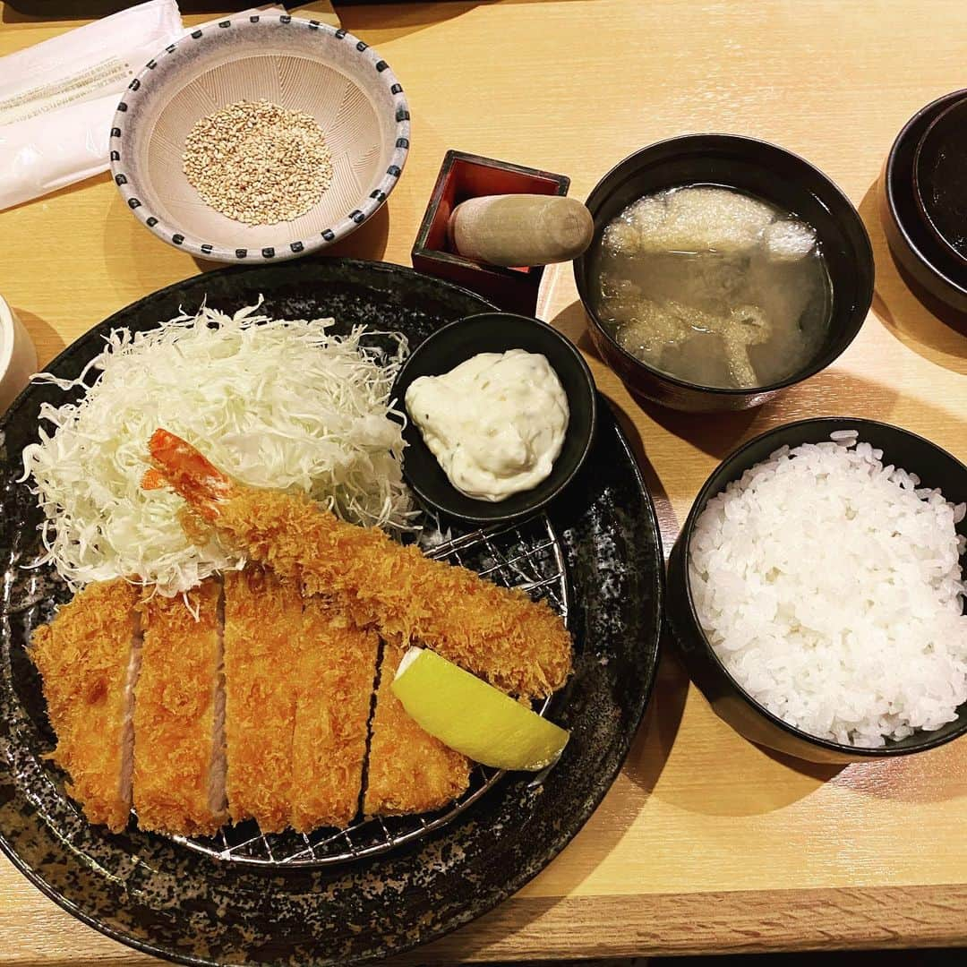 武智正剛さんのインスタグラム写真 - (武智正剛Instagram)「今日は祇園花月とよしもと漫才劇場でした。 ８月に入って、少しづつ仕事も戻って来てジムに行く回数が減ってしまいました。 そうなるとやっぱり筋肉も少し落ちてしまいました。 プラス、仕事で外に出る事が多くなって外食が増えたお陰で少し体重が増えてしまいました。 やっぱりやった事、やらなかった事がそのまま身体に表れますわ。。やるぞ！！ #油断大敵 #痩せながら筋肉をつける #スーパーマラドーナ #武智」8月14日 21時38分 - supamaradonatake