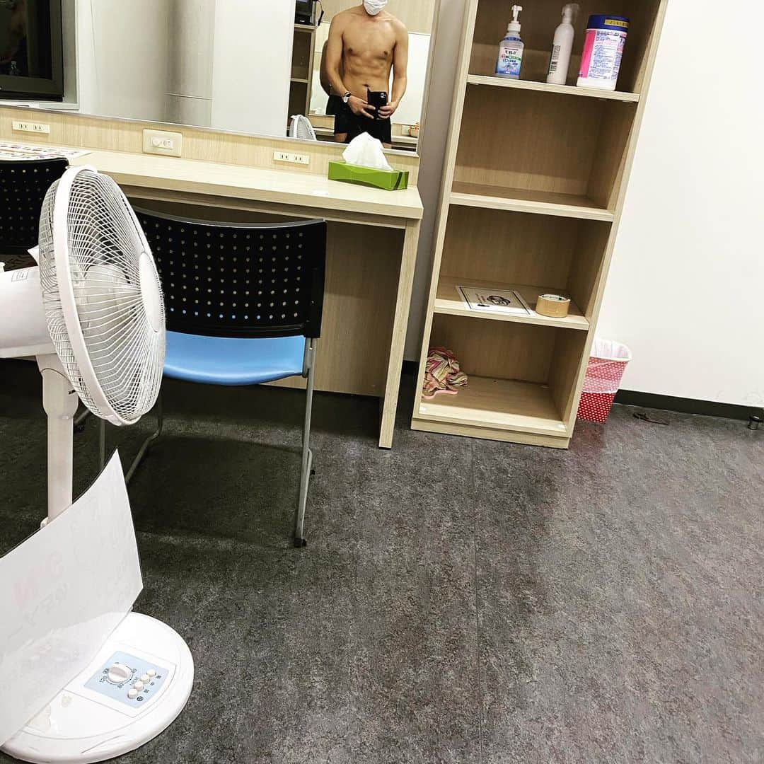 武智正剛さんのインスタグラム写真 - (武智正剛Instagram)「今日は祇園花月とよしもと漫才劇場でした。 ８月に入って、少しづつ仕事も戻って来てジムに行く回数が減ってしまいました。 そうなるとやっぱり筋肉も少し落ちてしまいました。 プラス、仕事で外に出る事が多くなって外食が増えたお陰で少し体重が増えてしまいました。 やっぱりやった事、やらなかった事がそのまま身体に表れますわ。。やるぞ！！ #油断大敵 #痩せながら筋肉をつける #スーパーマラドーナ #武智」8月14日 21時38分 - supamaradonatake