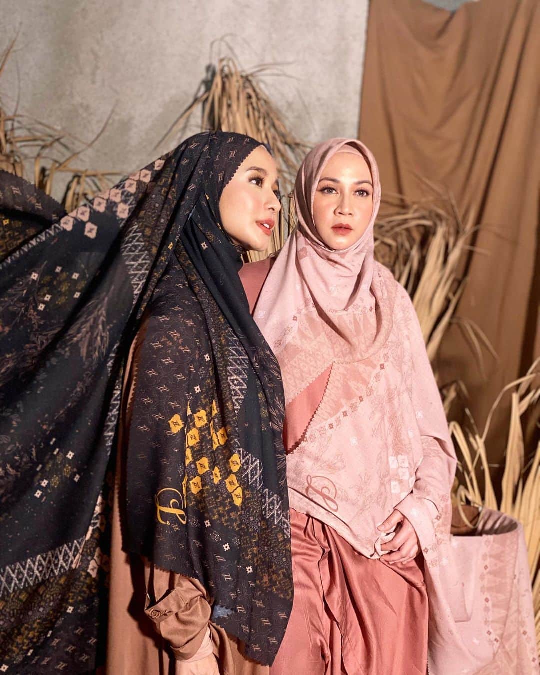 ラウディアシンシアベラのインスタグラム：「السَّلاَمُ عَلَيْكُمْ وَرَحْمَةُ اللهِ وَبَرَكَاتُهُ  ✨✨✨✨✨ Jadii kemaren aku photo L untuk series yang baru,dan koleksi ini aku foto sama mba @dinalorenza1975 🤍 Makasih ya mbadinnnn udah bantu L 😘 Untuk L'girls insyAllah minggu depan tanggal  17 Agustus 2020 🇮🇩kita launching koleksi yang iniii..  ditunggu yaaaa✨🌸」