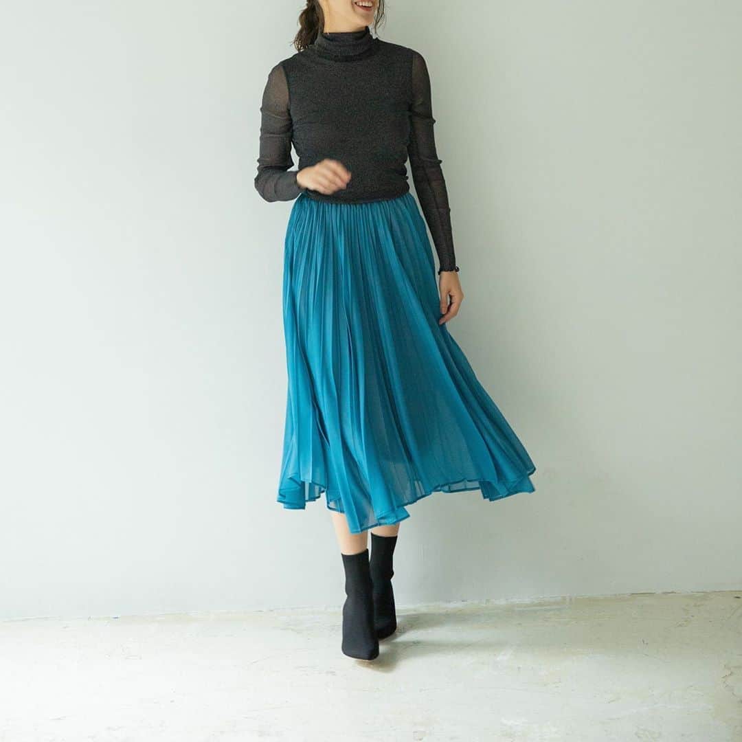 NARACAMICIE Japanさんのインスタグラム写真 - (NARACAMICIE JapanInstagram)「New Arrival﻿ ﻿ 女性らしい着こなしがかなう﻿ 新作のプリーツスカートが届きました。﻿ 少しくすんだカラーで﻿ 夏アイテムも秋仕様に着ていただけます。﻿ ﻿ 裾に動きがあるイレギュラーヘムで、﻿ 光沢感のある素材が動くたびに﻿ 洗練された上品な女性らしさを演出します。﻿ ﻿ トリコットジグザグヘムプリーツスカート﻿ (品番30-02-08-601)﻿ ﻿ #naracamicie #fashion #2020aw #2020秋冬 #秋冬 #ブラウスコーデ #カジュアル #ナラコーデ #大人カジュアル #プリーツスカート #スカート #スカートコーデ #イレギュラーヘム #オフィスカジュアル #お仕事コーデ #きちんと見え #通勤スタイル #通勤服 #通勤コーデ #オフィスコーデ #オフィススタイル #フェミニン #フェミニンコーデ #エレガント #エレガントコーデ #上品 #上品コーデ #上品カジュアル」8月14日 21時43分 - naracamicie_jp